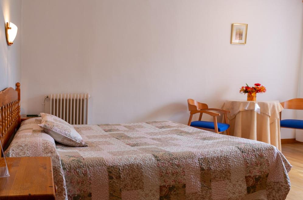 Classic Double or Twin Room - Photo 13