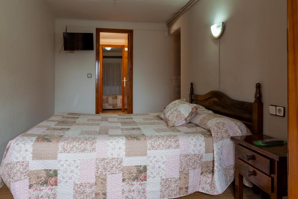Classic Triple Room - Photo 16