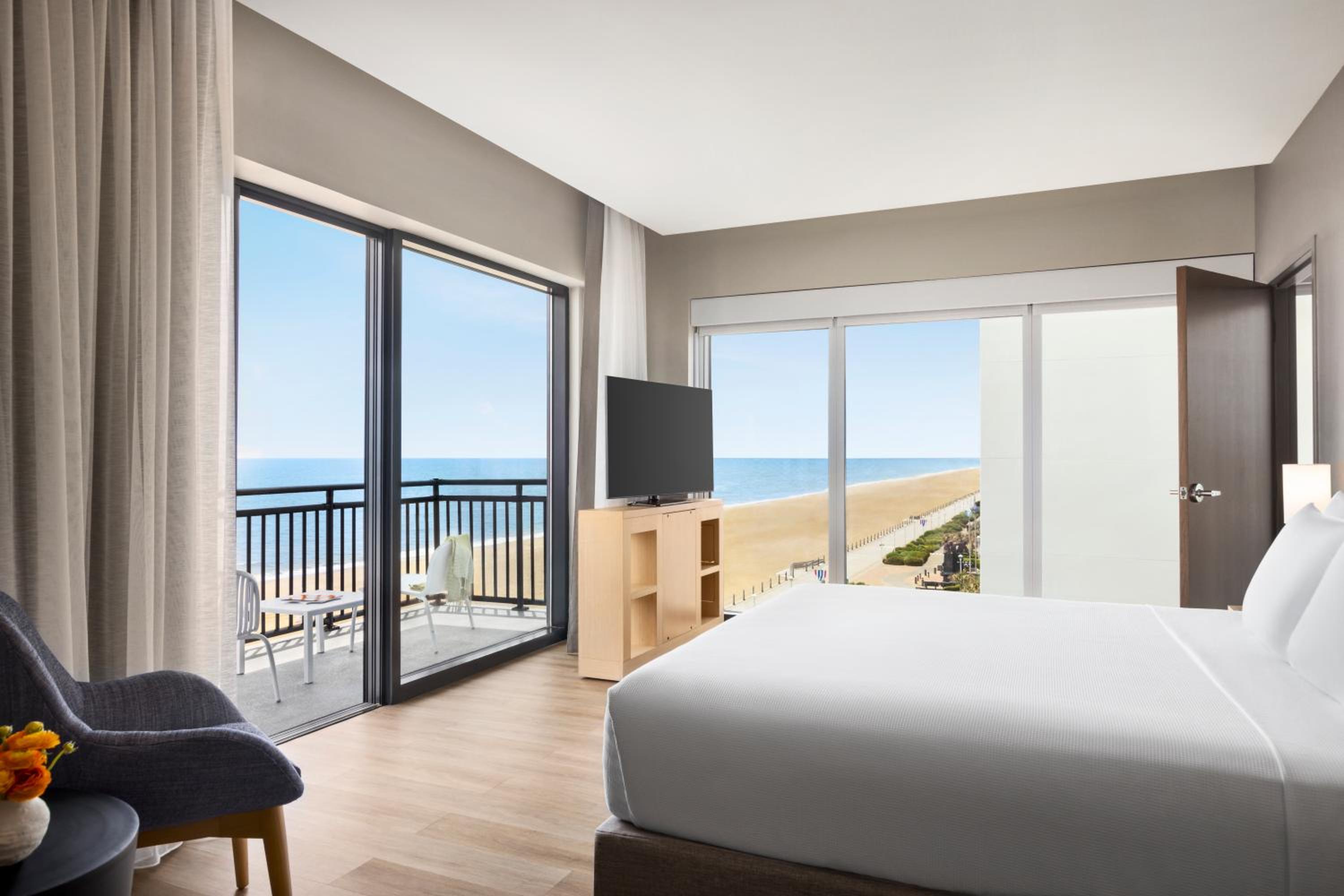 One-Bedroom Oceanfront King Suite with Sofa Bed - Photo 3