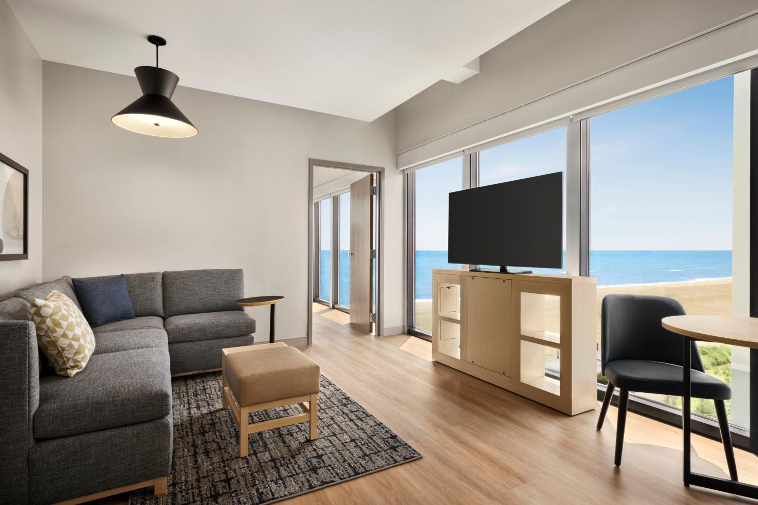 One-Bedroom Oceanfront King Suite with Sofa Bed - Photo 4