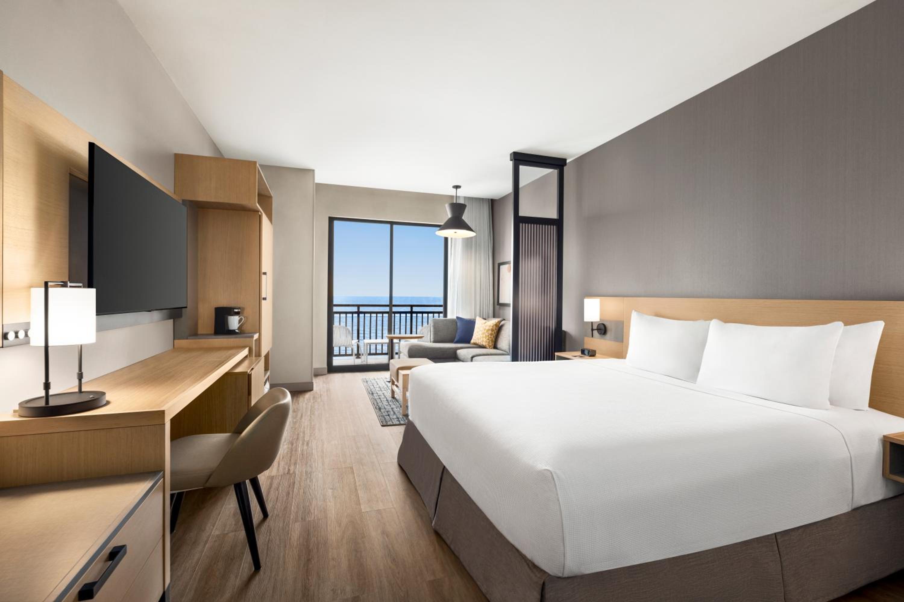 Oceanfront King Room with Sofa Bed - Photo 13