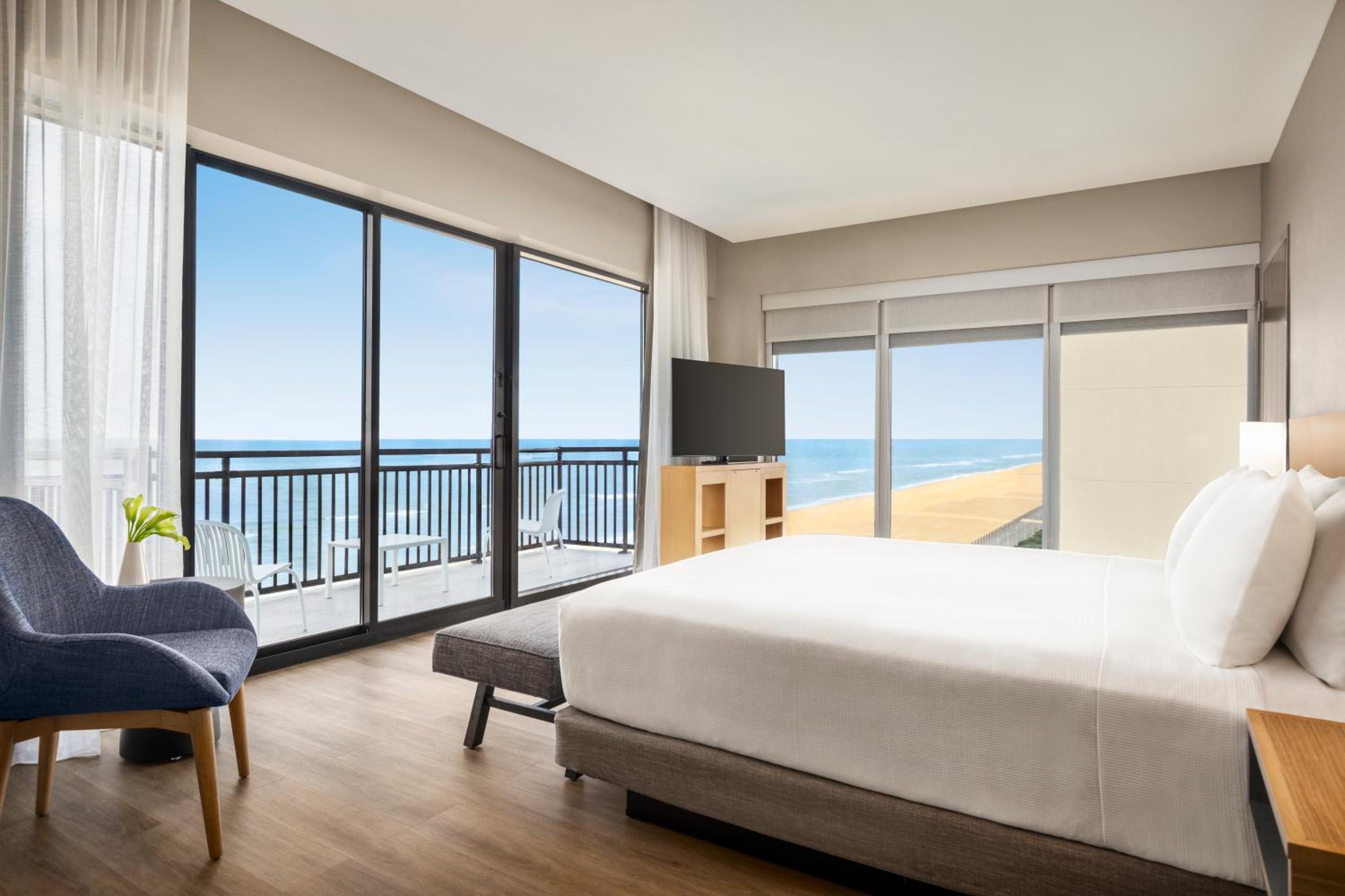 One-Bedroom Oceanfront King Suite with Sofa Bed - Photo 13