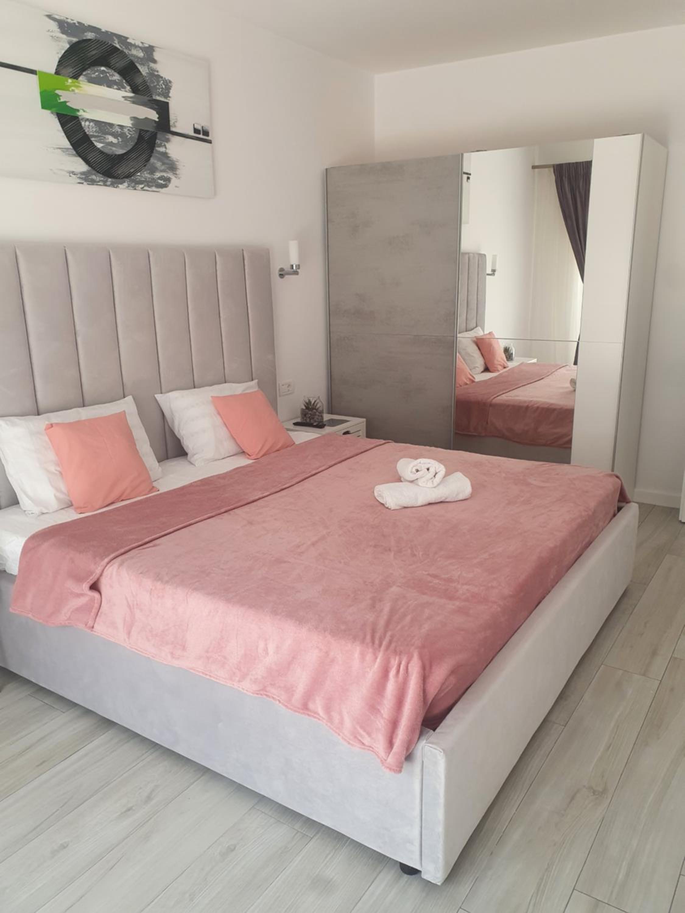 One-Bedroom Apartment - Photo 2