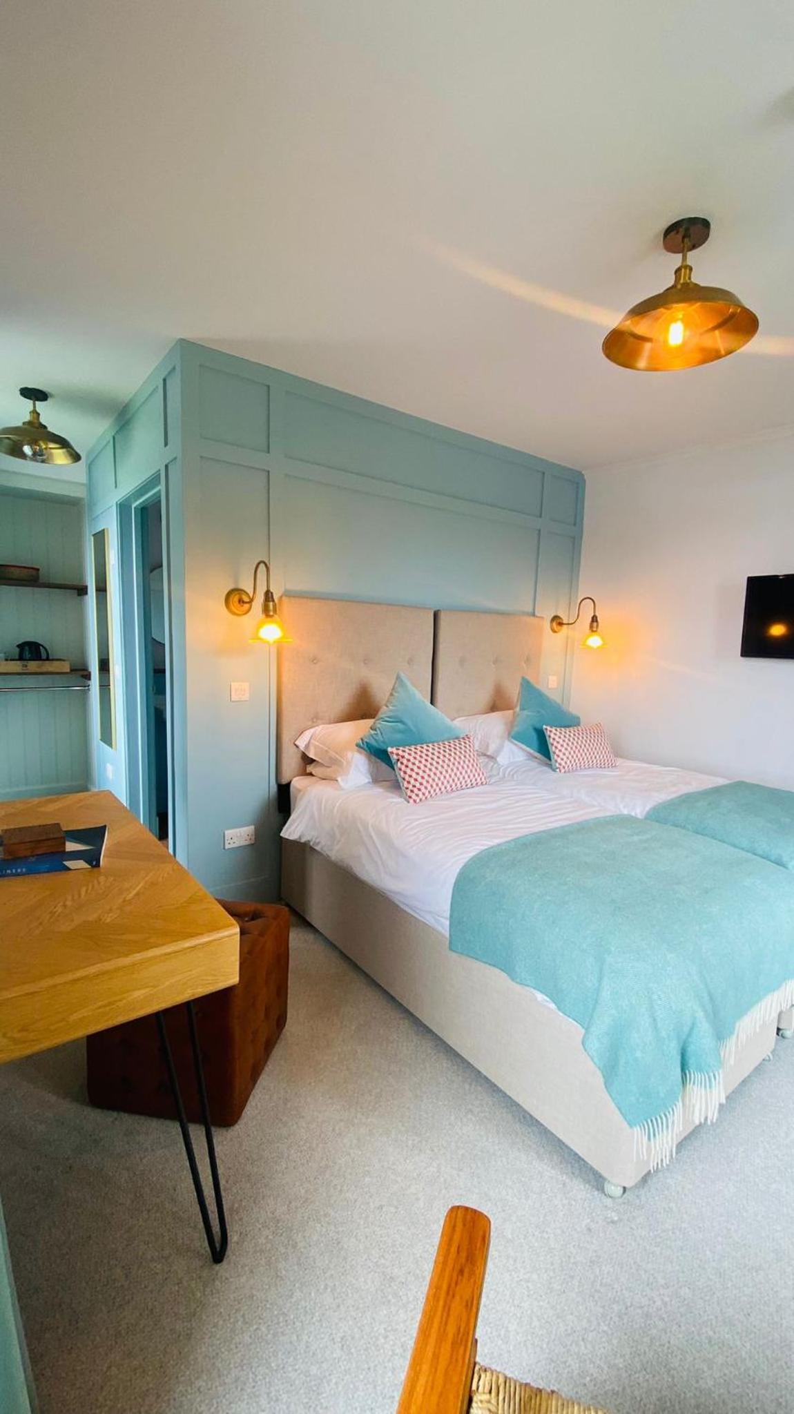 Superior Double or Twin Room with Lake View photo 3