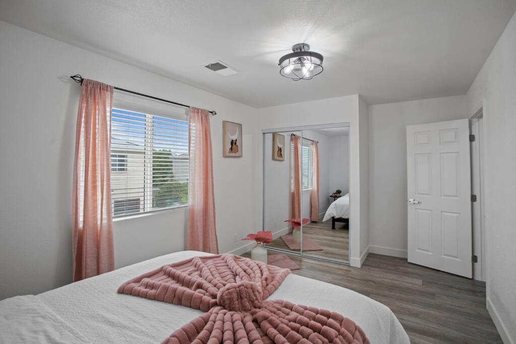 Five-Bedroom House photo 1