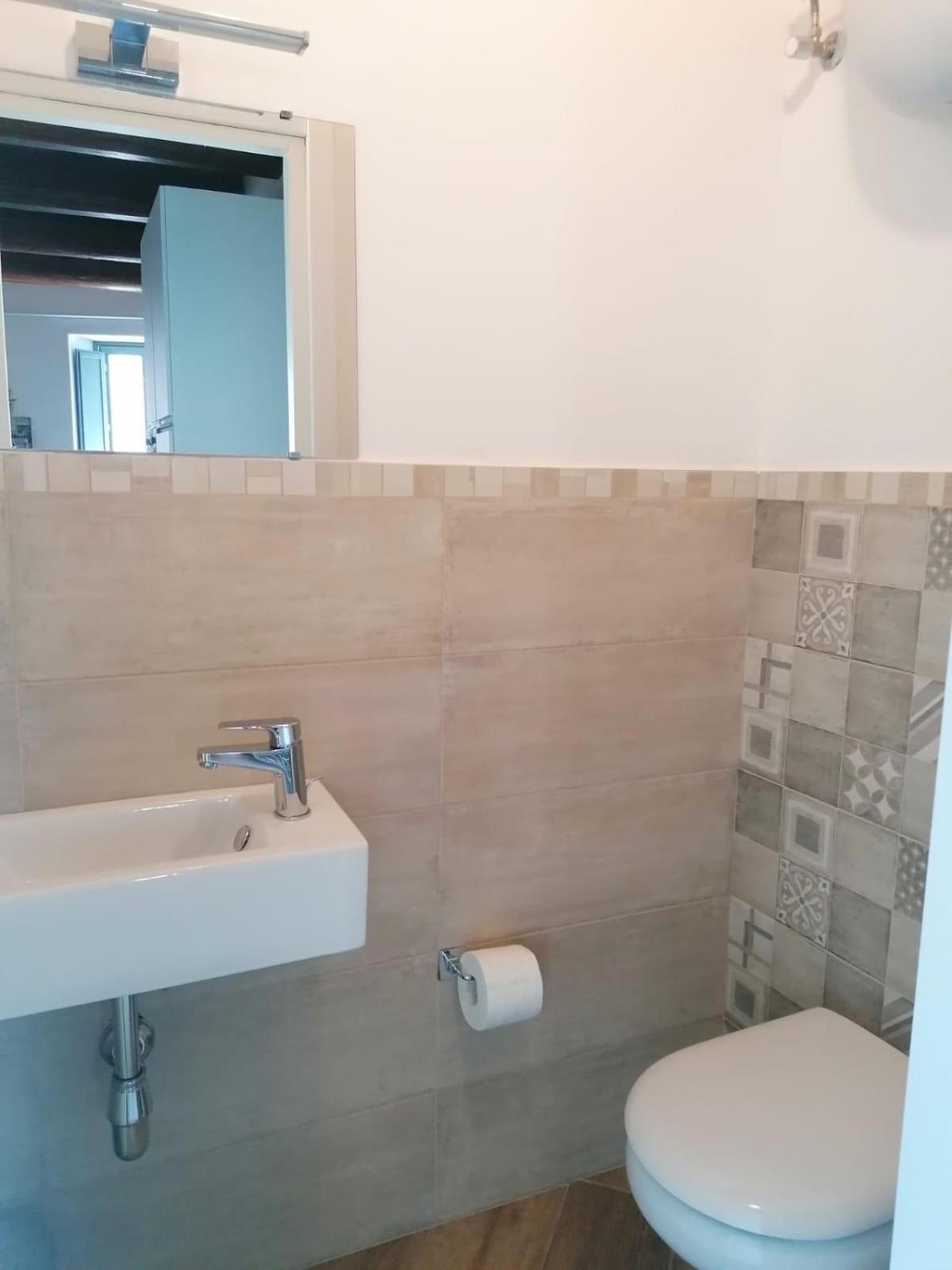 One-Bedroom House - Photo 21