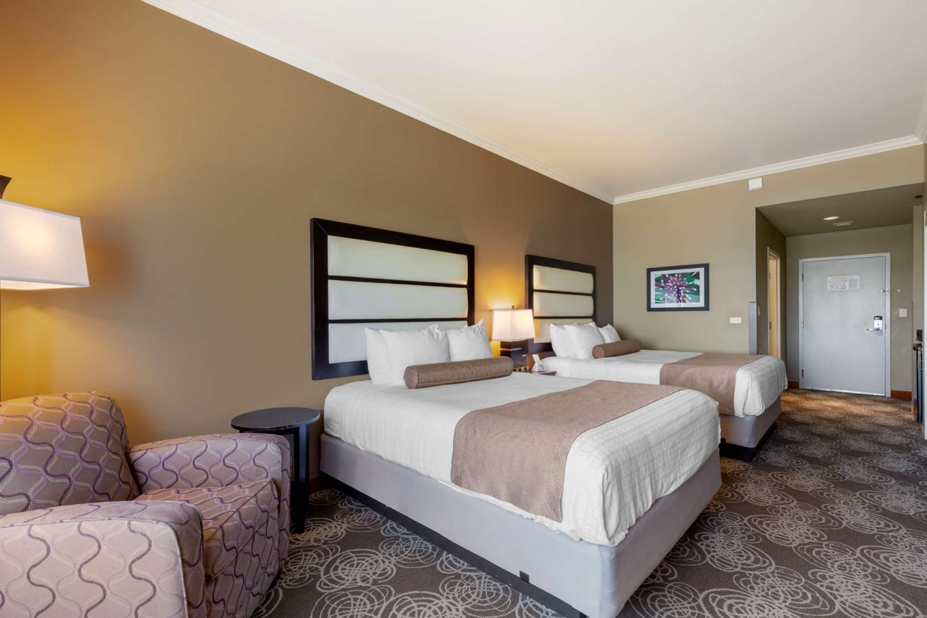 Queen Room with Two Queen Beds and Bath Tub - Disability Access/Non-Smoking - Photo 4