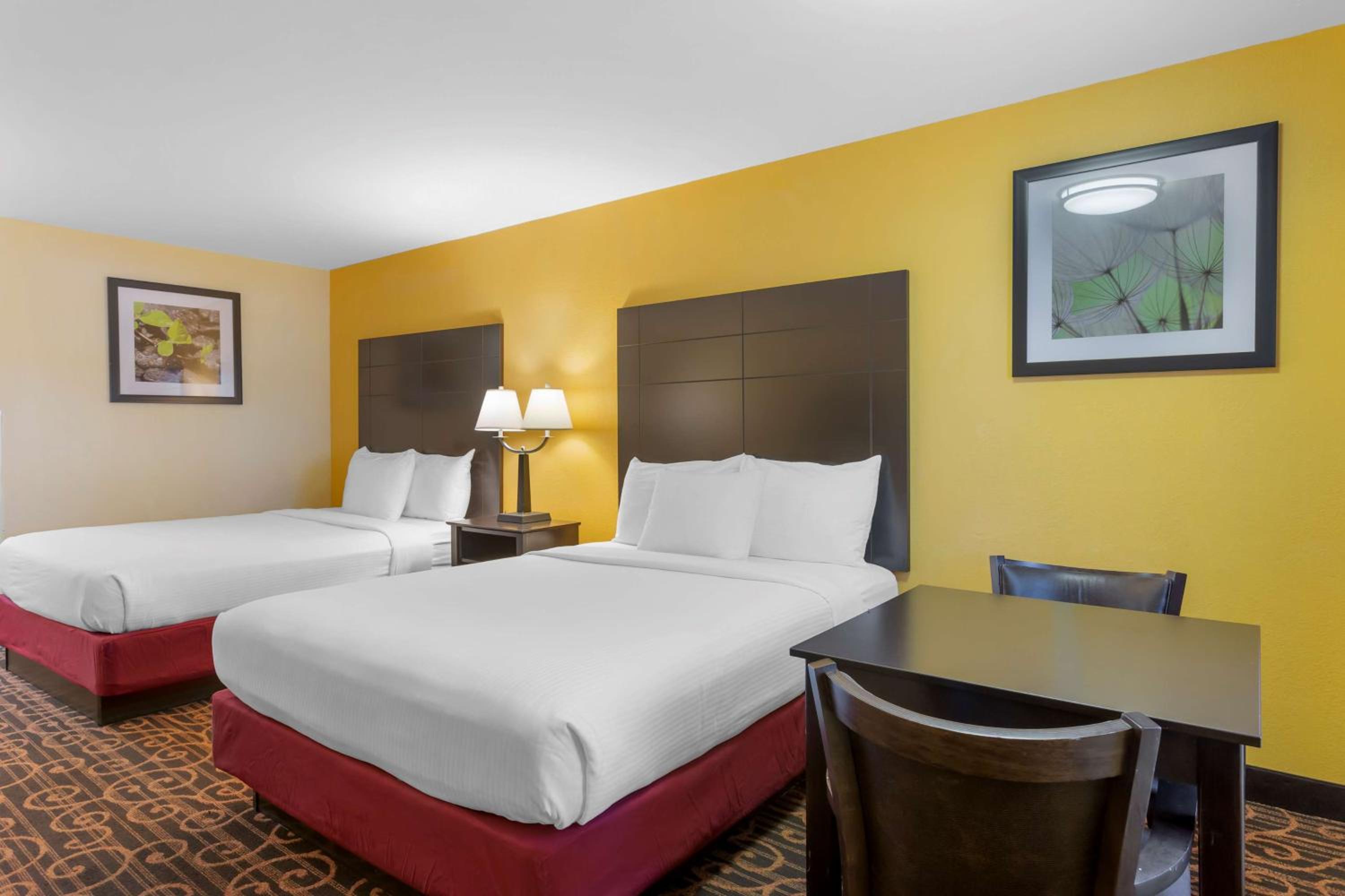 Queen Room With Two Queen Beds - Smoking photo 3