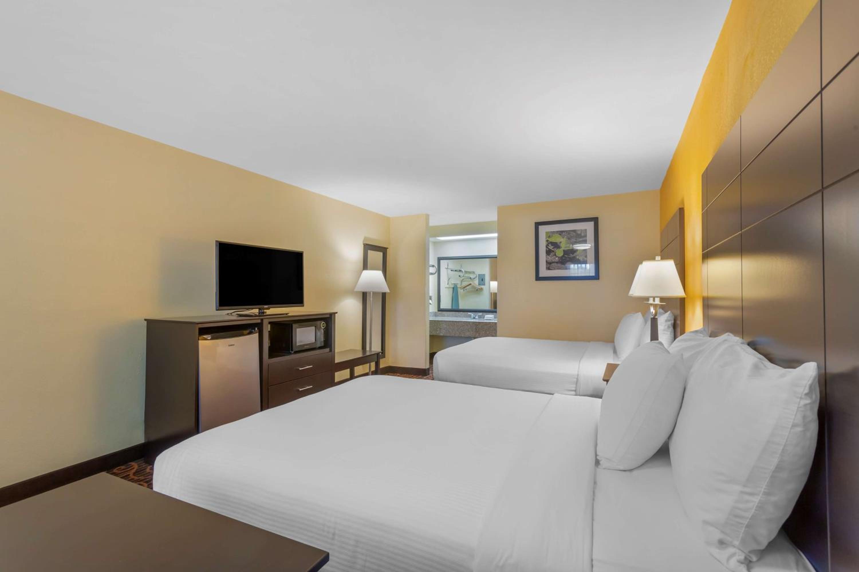 Queen Room With Two Queen Beds - Smoking photo 2