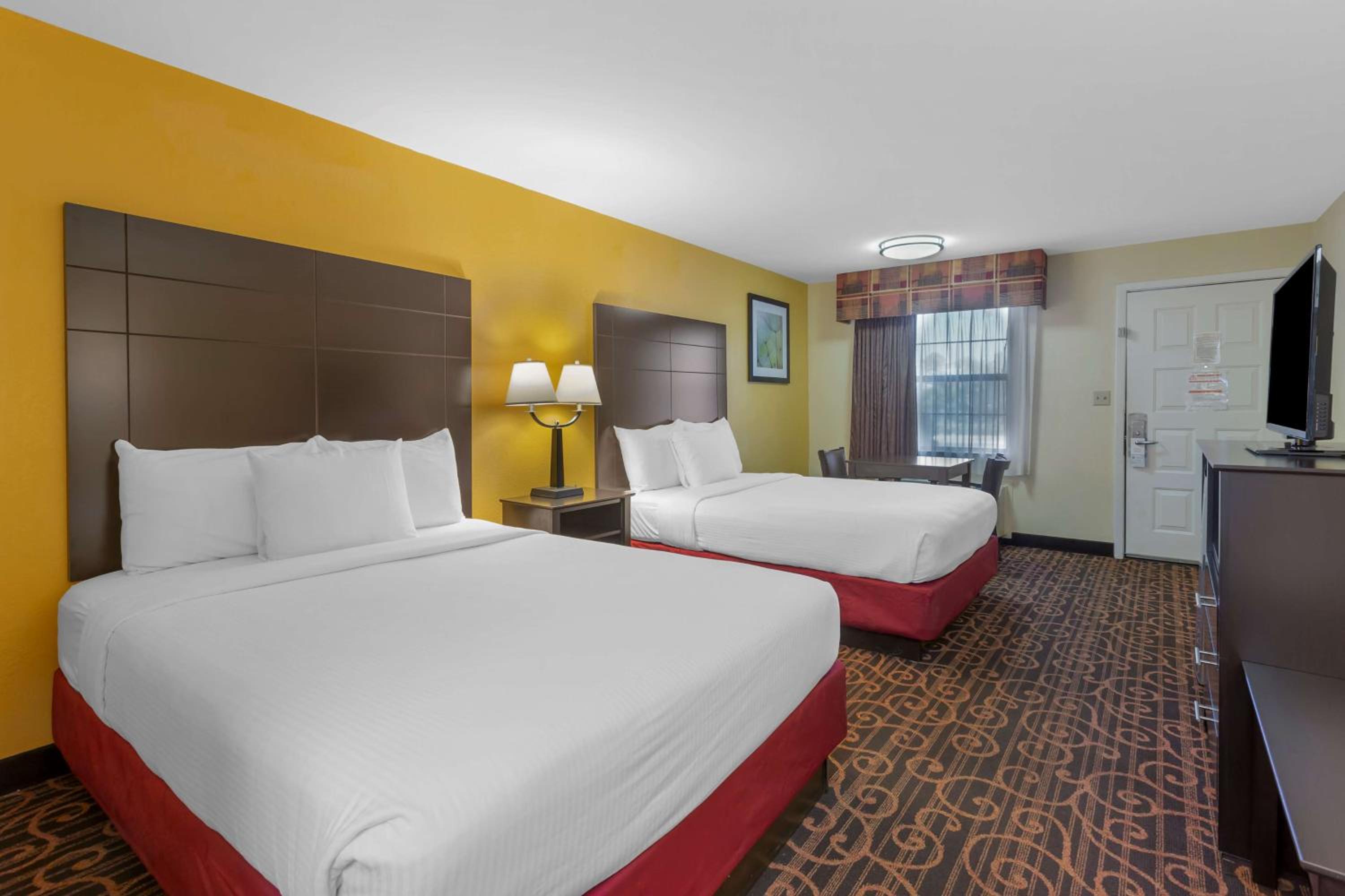 Queen Room With Two Queen Beds - Smoking photo 1