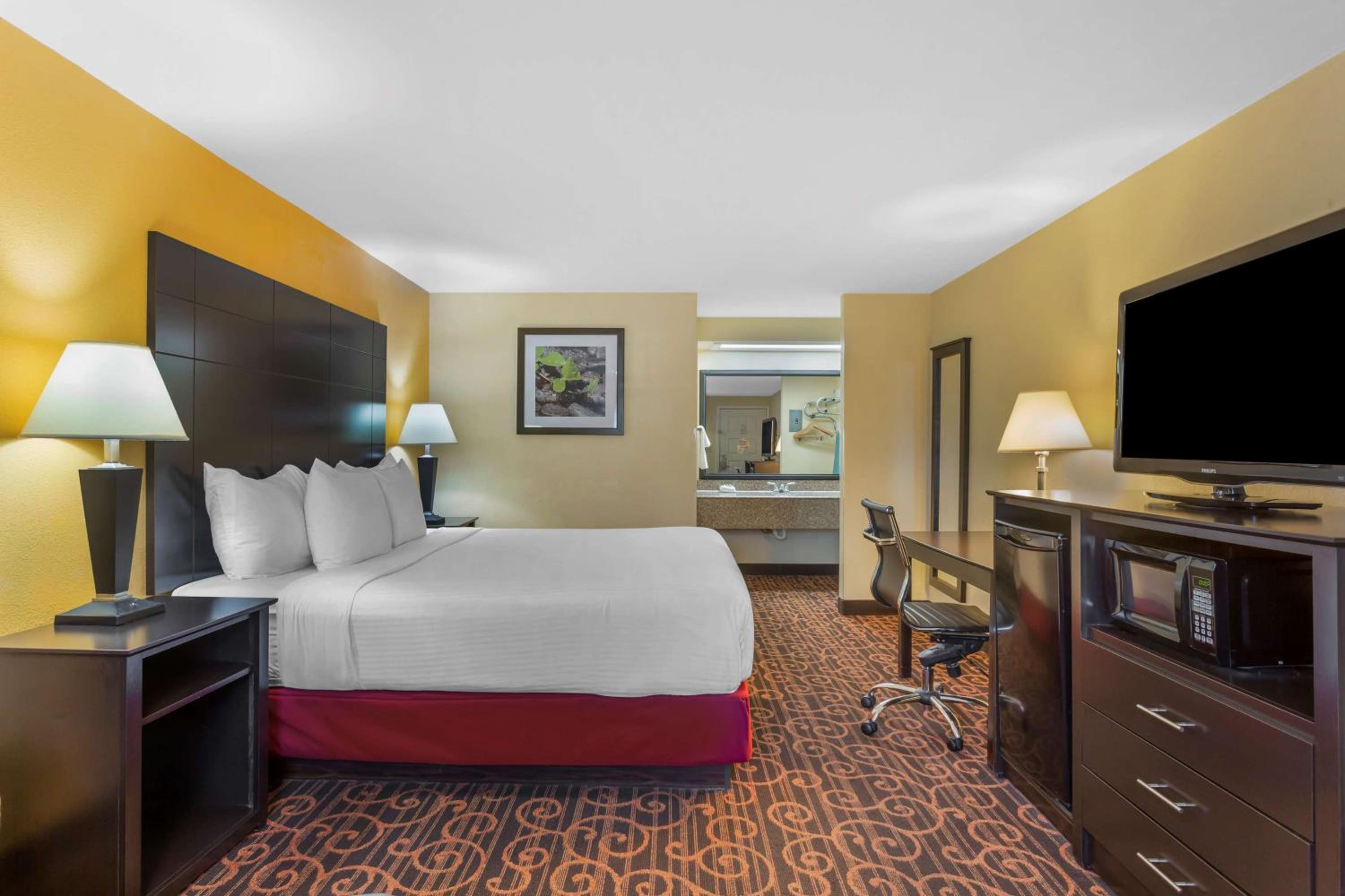 King Suite with Sofa Bed and Hot Tub - Photo 4