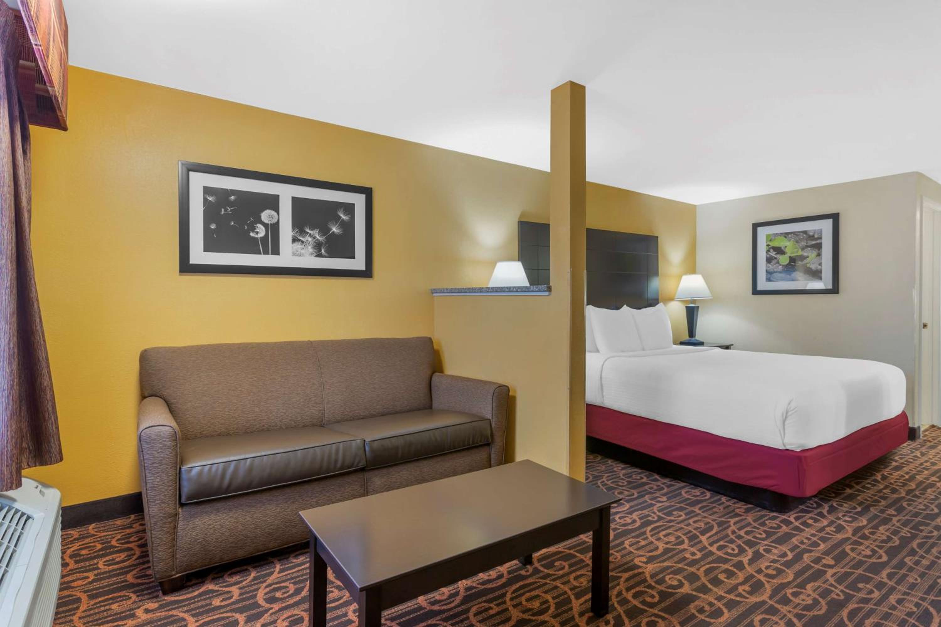 Junior King Suite with Sofa Bed and Spa Bath - Non-Smoking - Photo 2