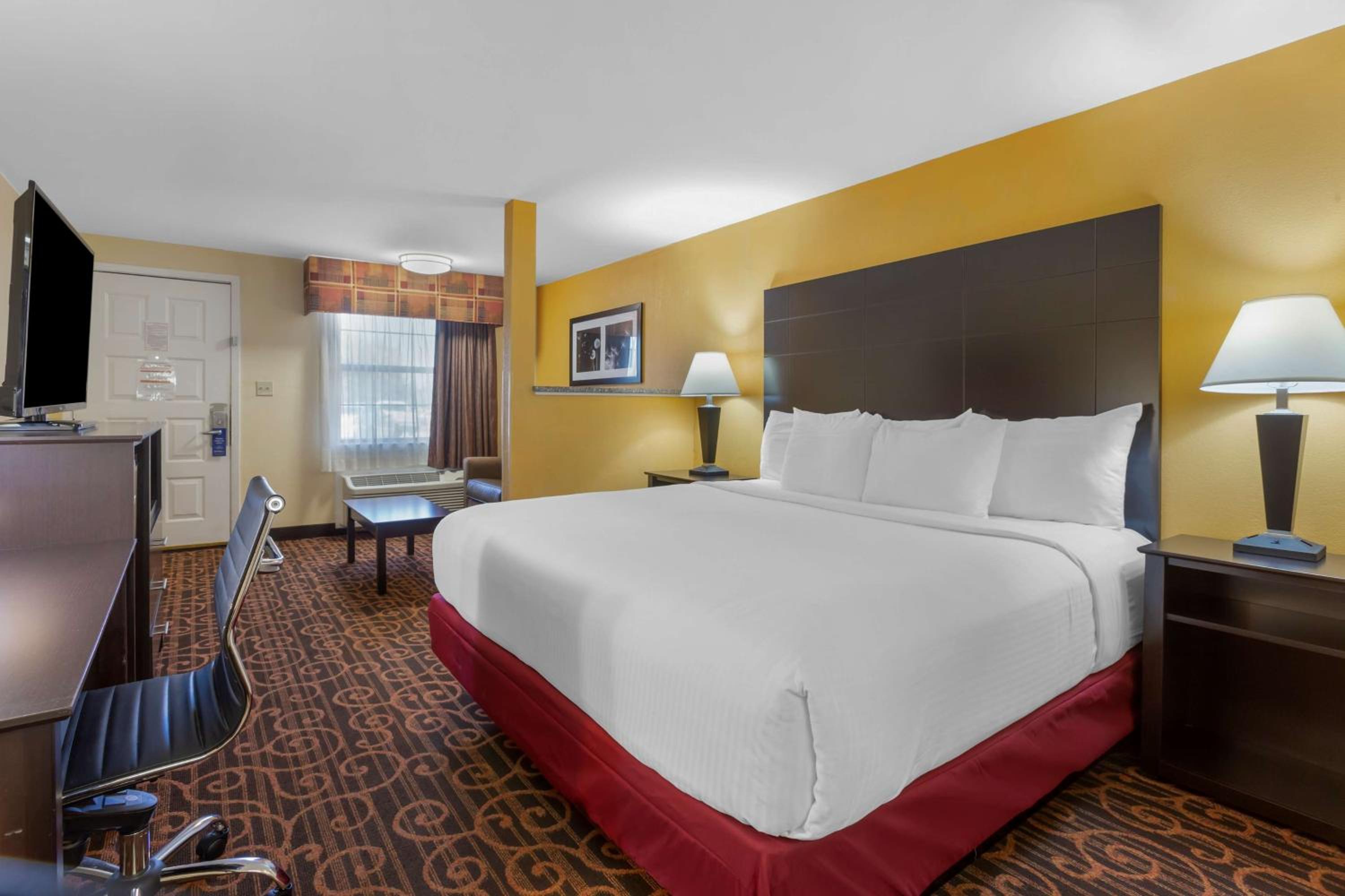 Junior King Suite with Sofa Bed and Spa Bath - Non-Smoking - Photo 1