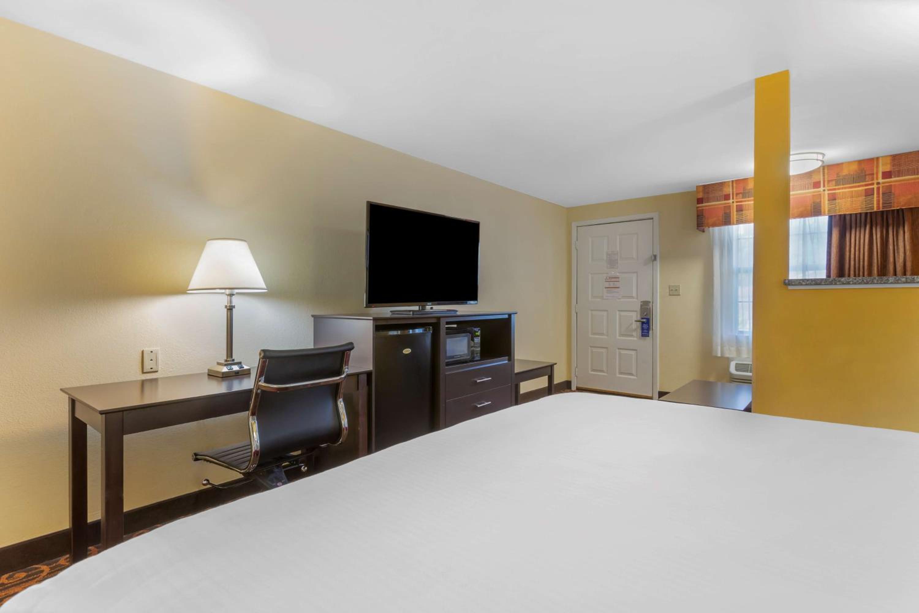 Junior King Suite with Sofa Bed and Spa Bath - Non-Smoking - Photo 3