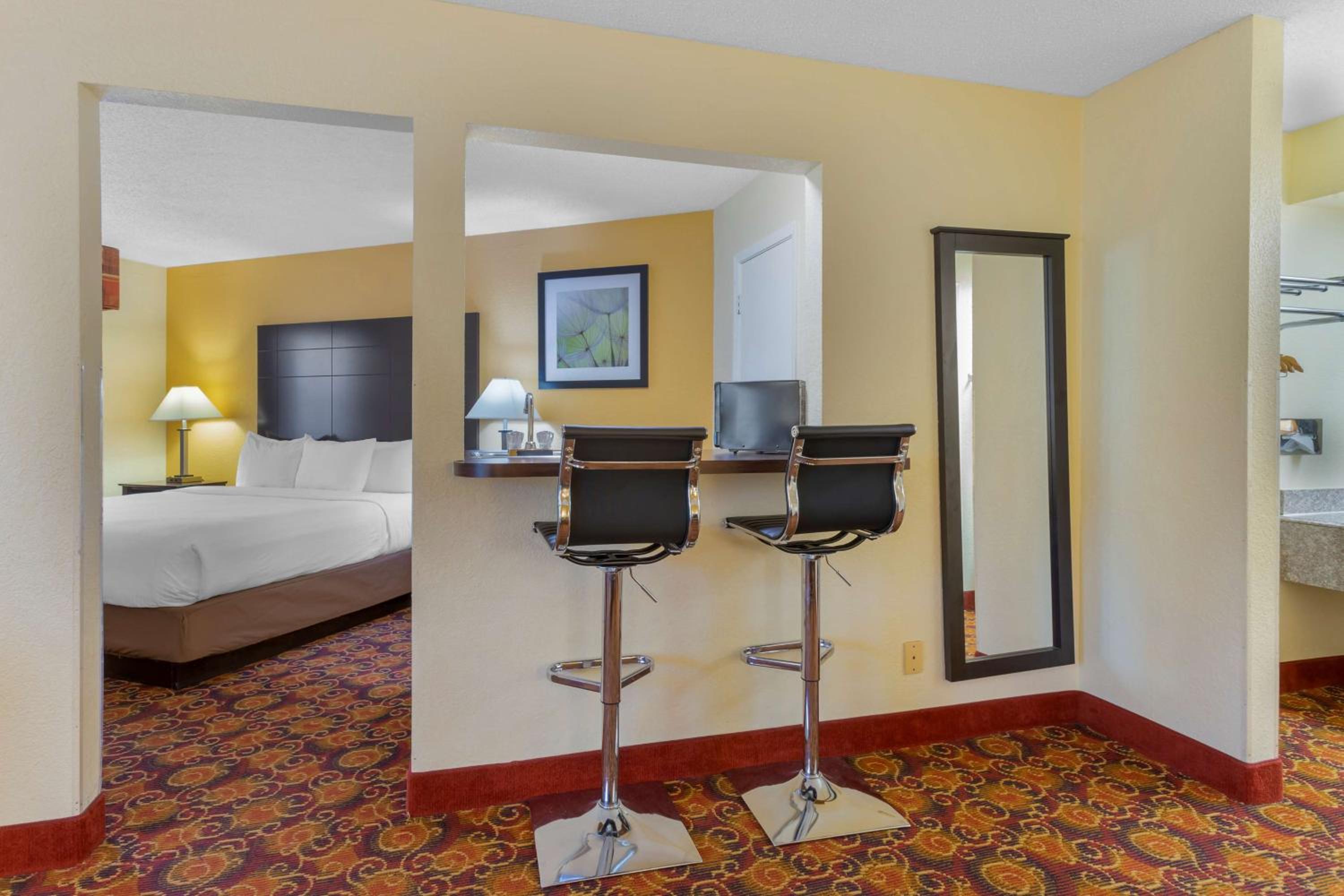 King Room - Non-Smoking - Photo 1