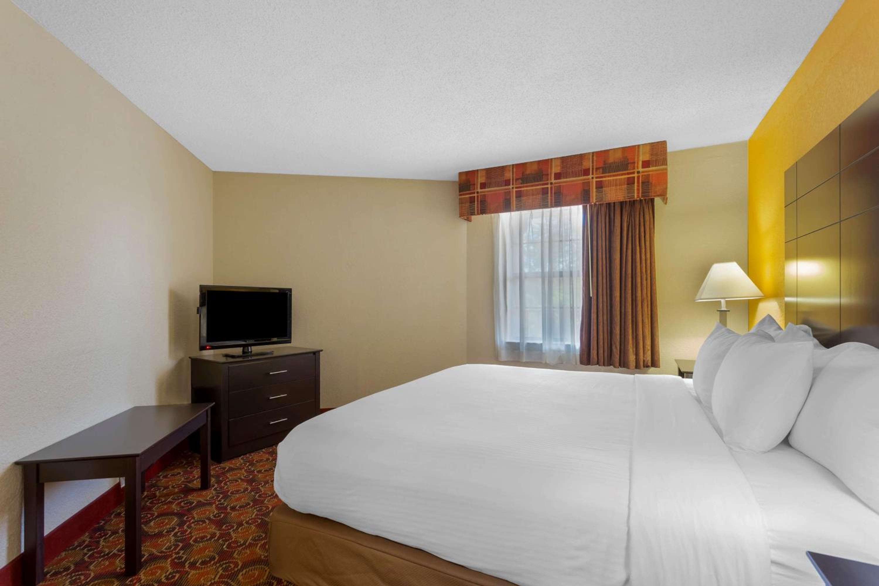 King Room - Non-Smoking - Photo 2