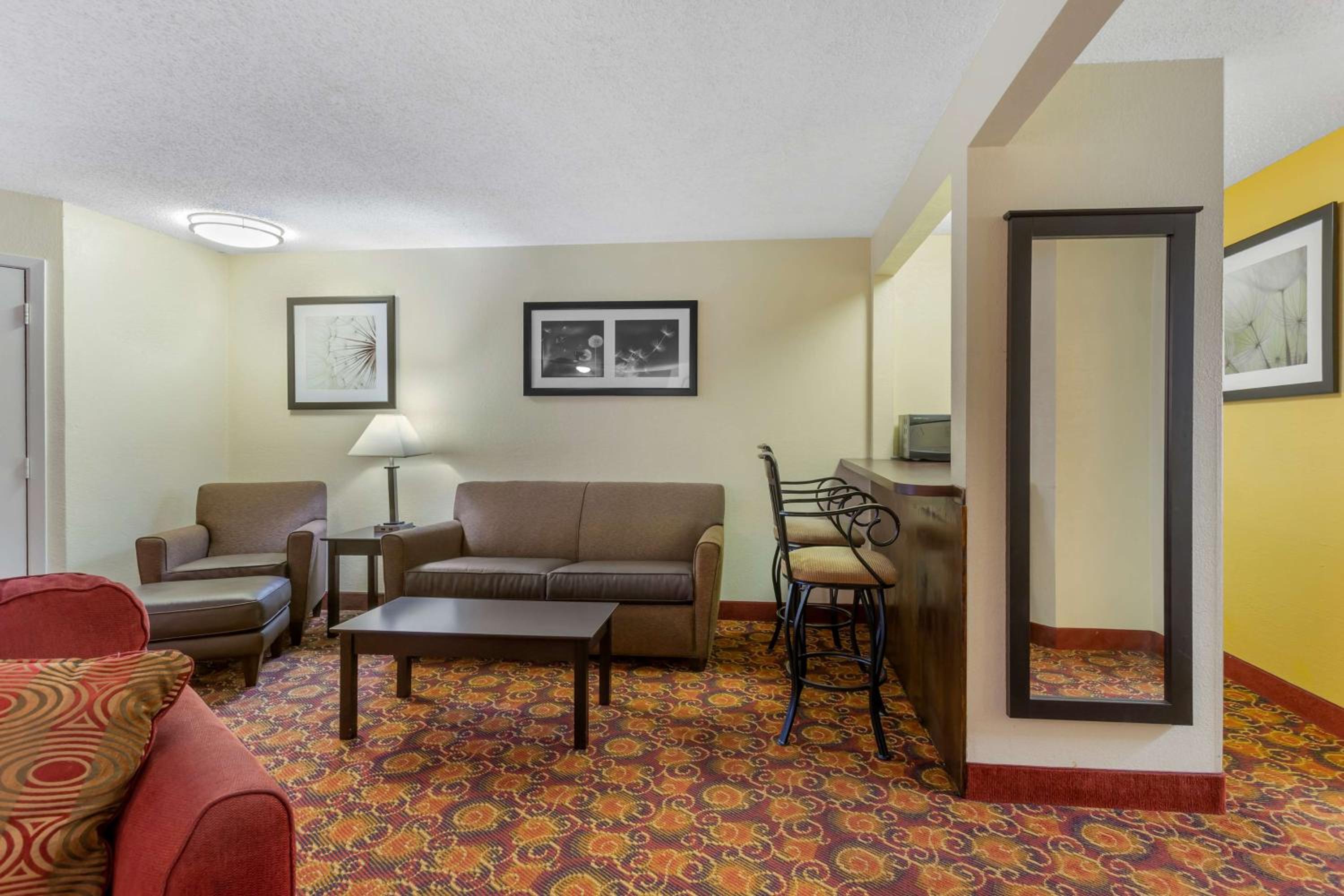 Queen Suite with Jacuzzi - Non Smoking - Photo 4
