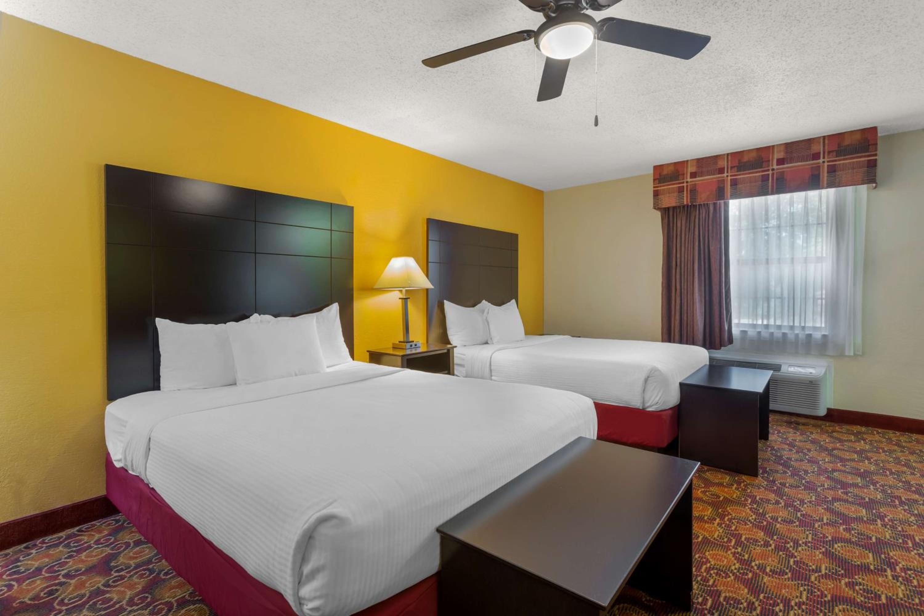 Queen Suite with Jacuzzi - Non Smoking - Photo 2
