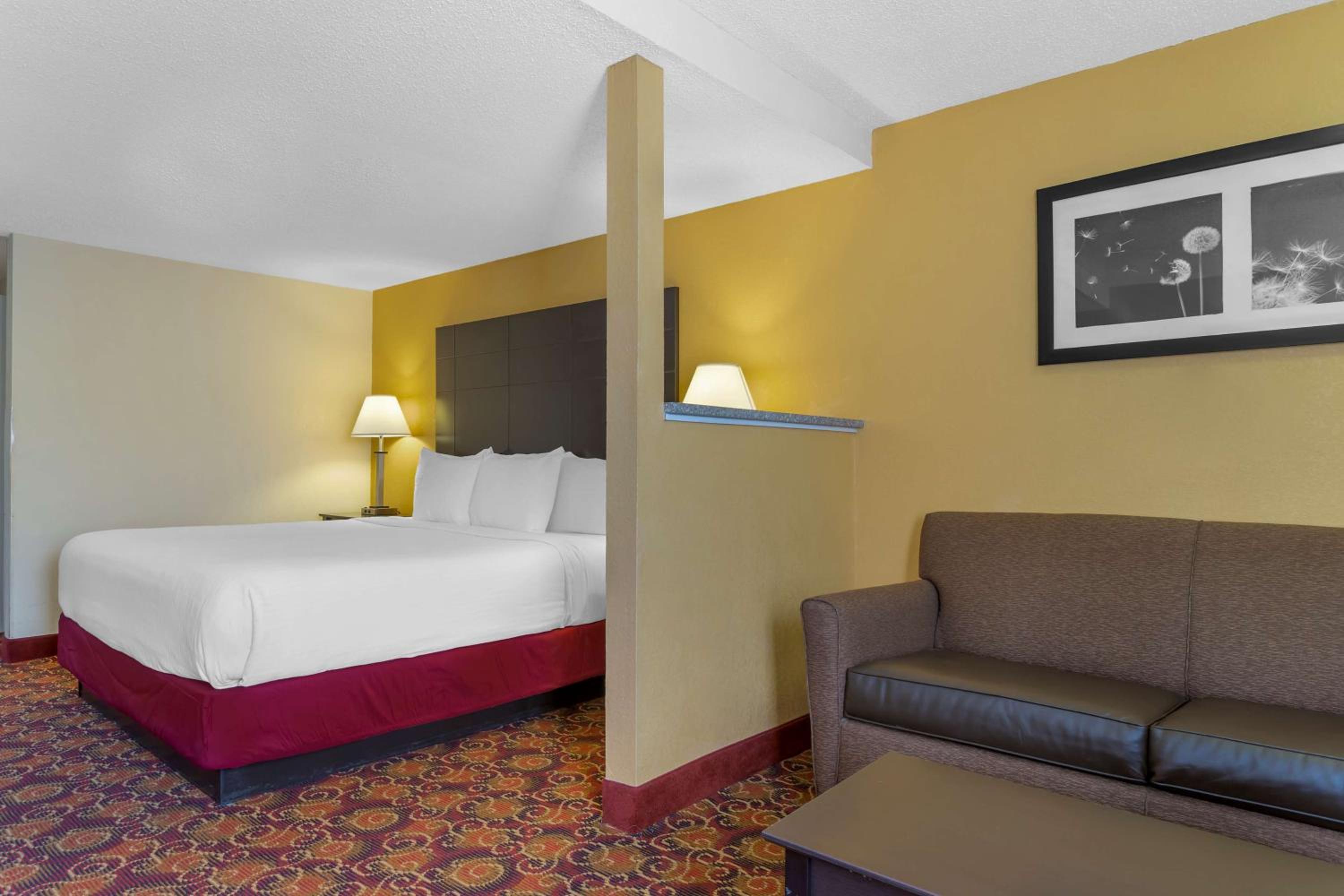 King Room with Bath Tub and Sofa Bed - Disability Access/Non-Smoking - Photo 3