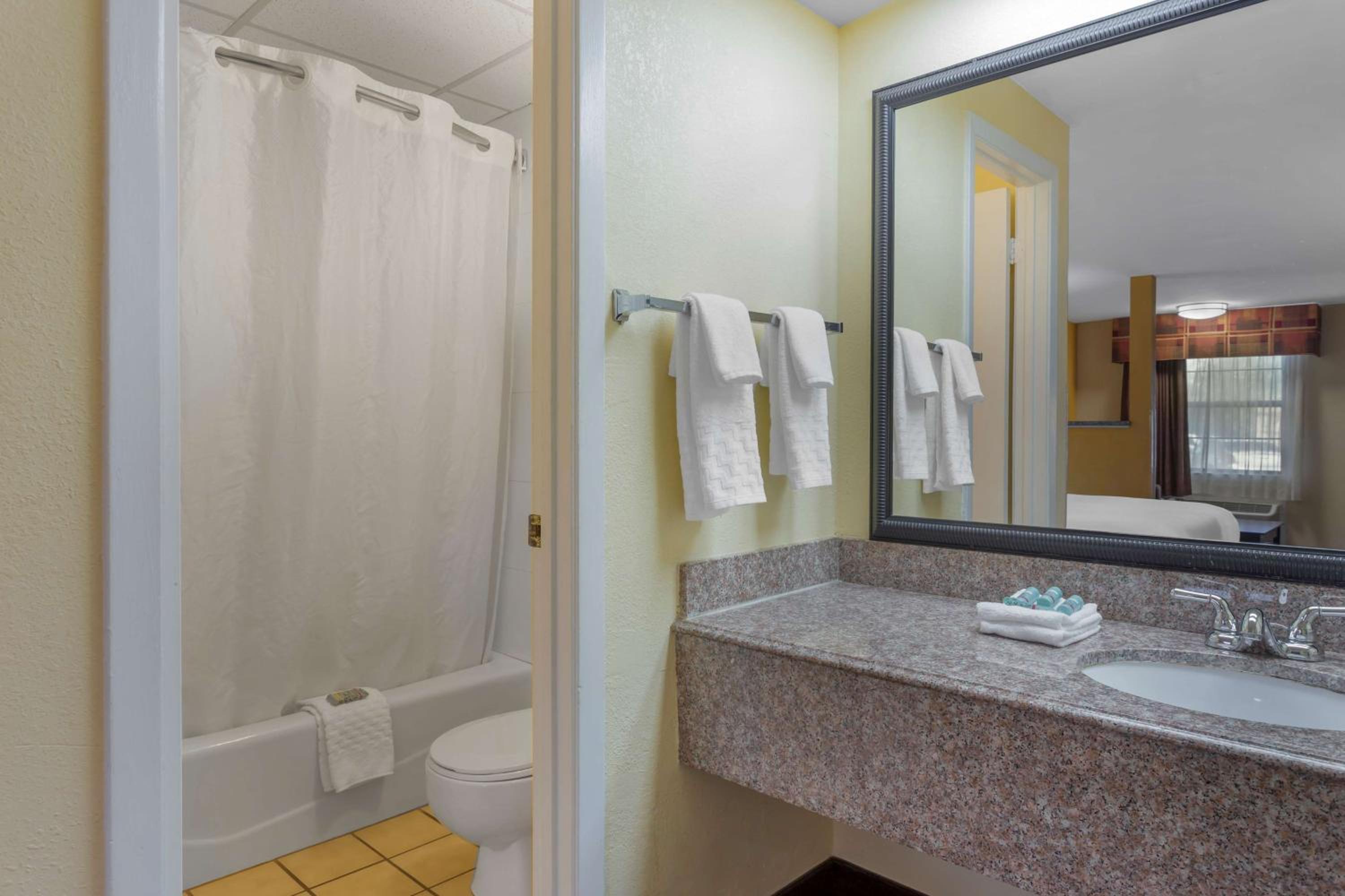 Junior King Suite with Sofa Bed and Spa Bath - Non-Smoking - Photo 4