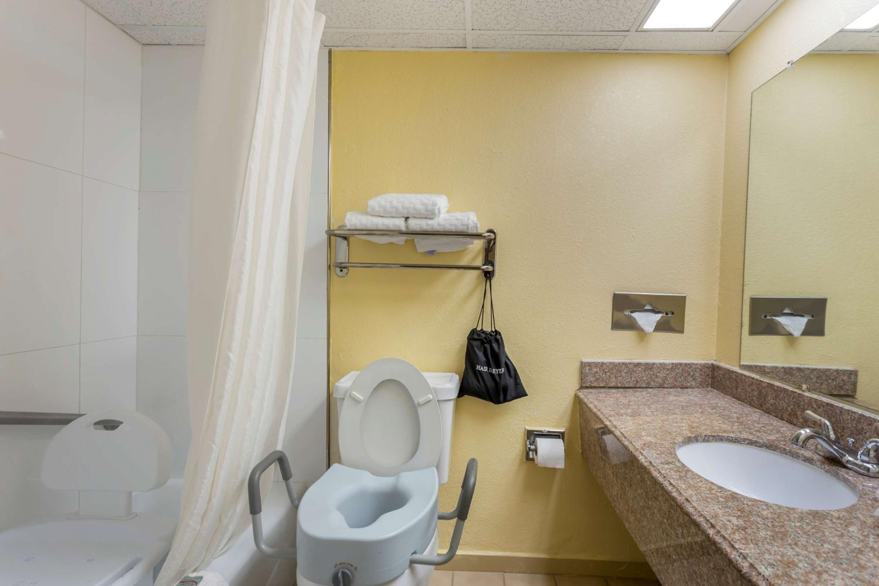 King Room with Bath Tub and Sofa Bed - Disability Access/Non-Smoking - Photo 4
