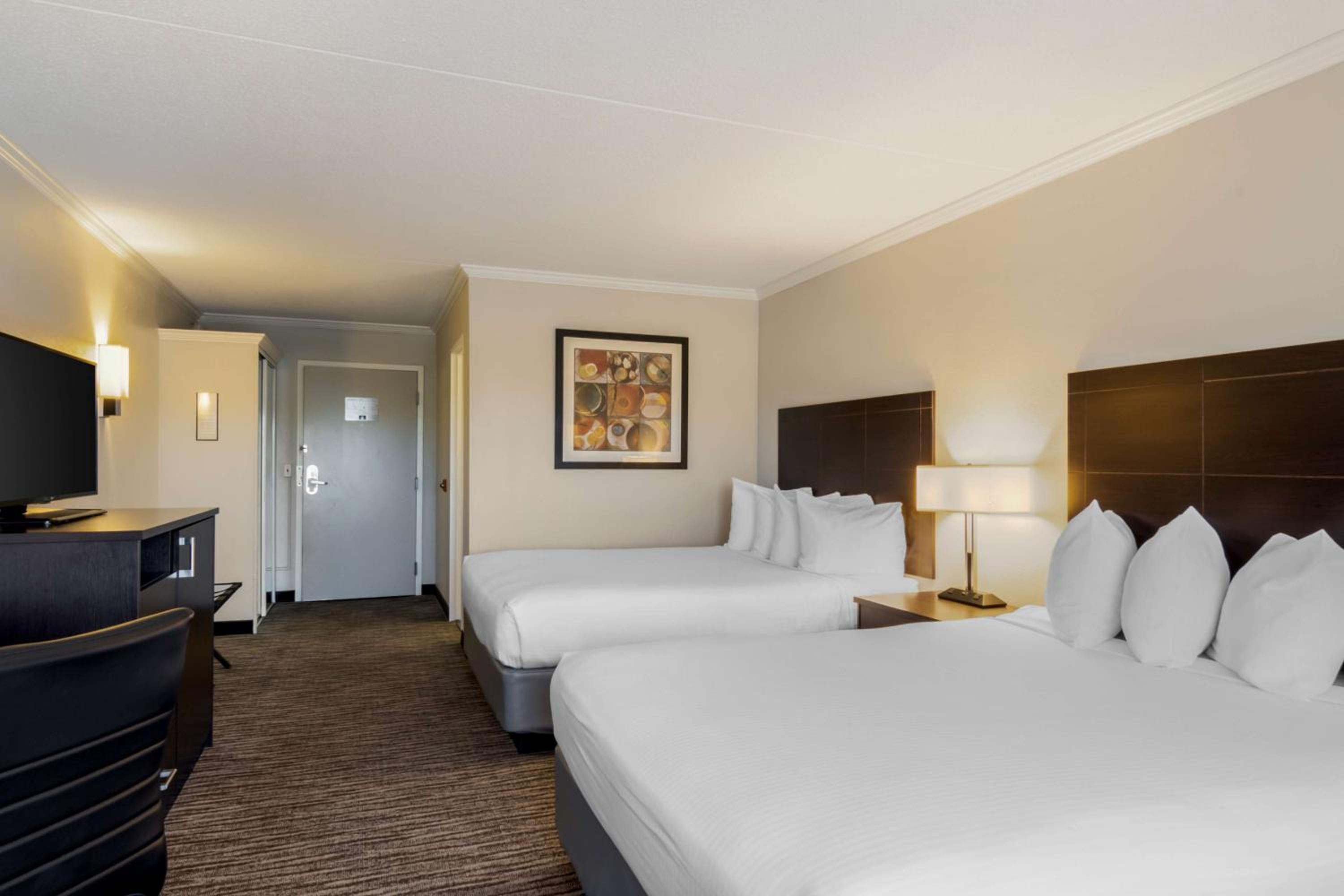 Queen Room with Two Queen Beds - Non-Smoking - Photo 5