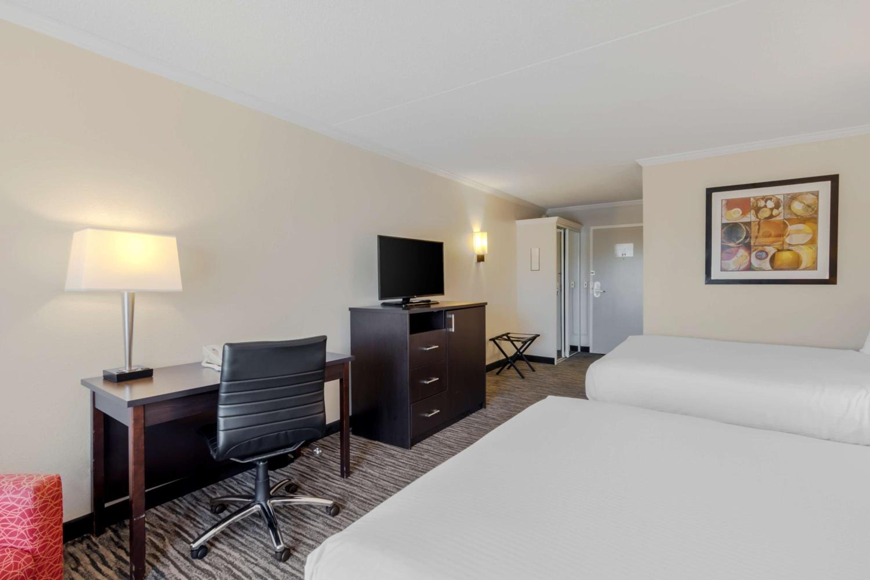 Queen Room with Two Queen Beds - Non-Smoking - Photo 2