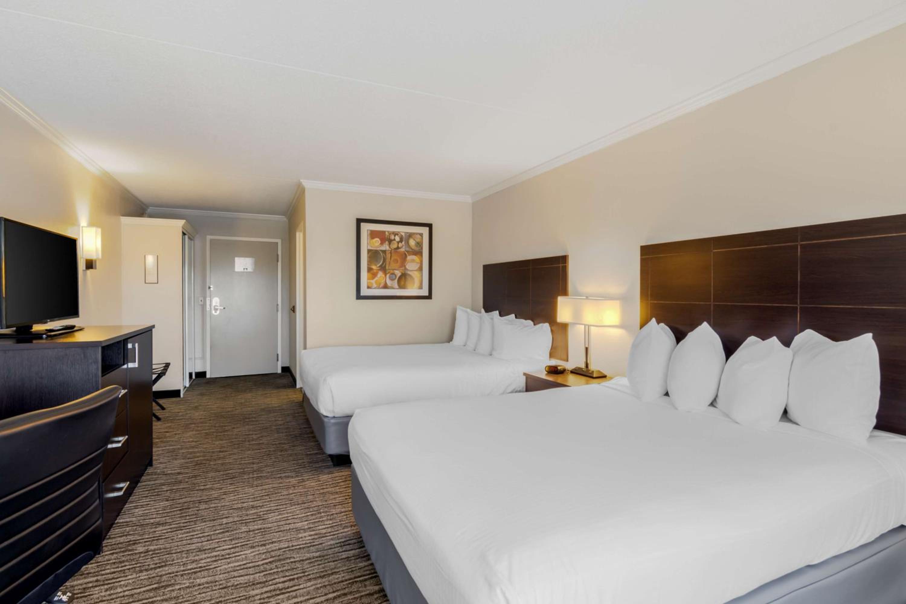 Queen Room with Two Queen Beds - Non-Smoking - Photo 3