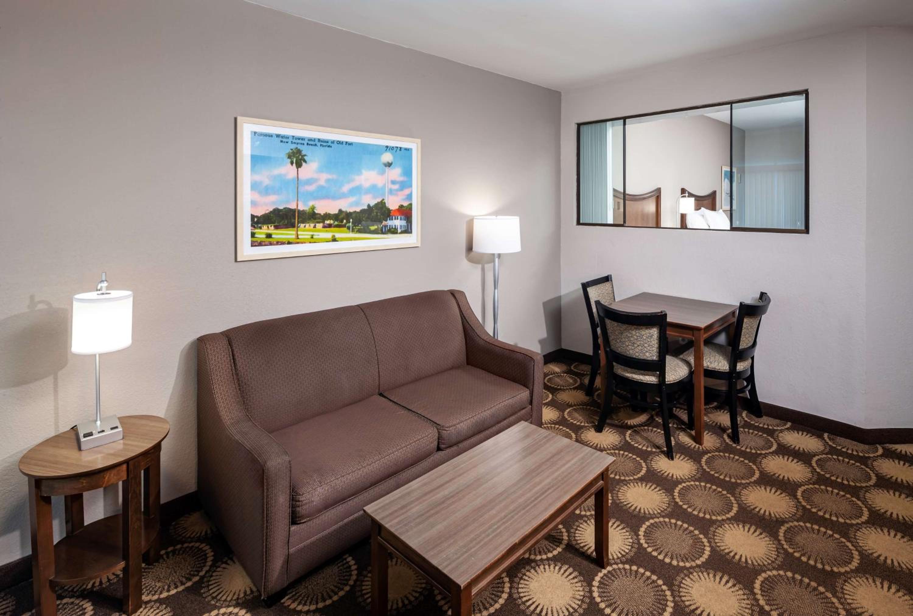 One-Bedroom Suite with Two Double Beds and Ocean View - Non-Smoking - Photo 5