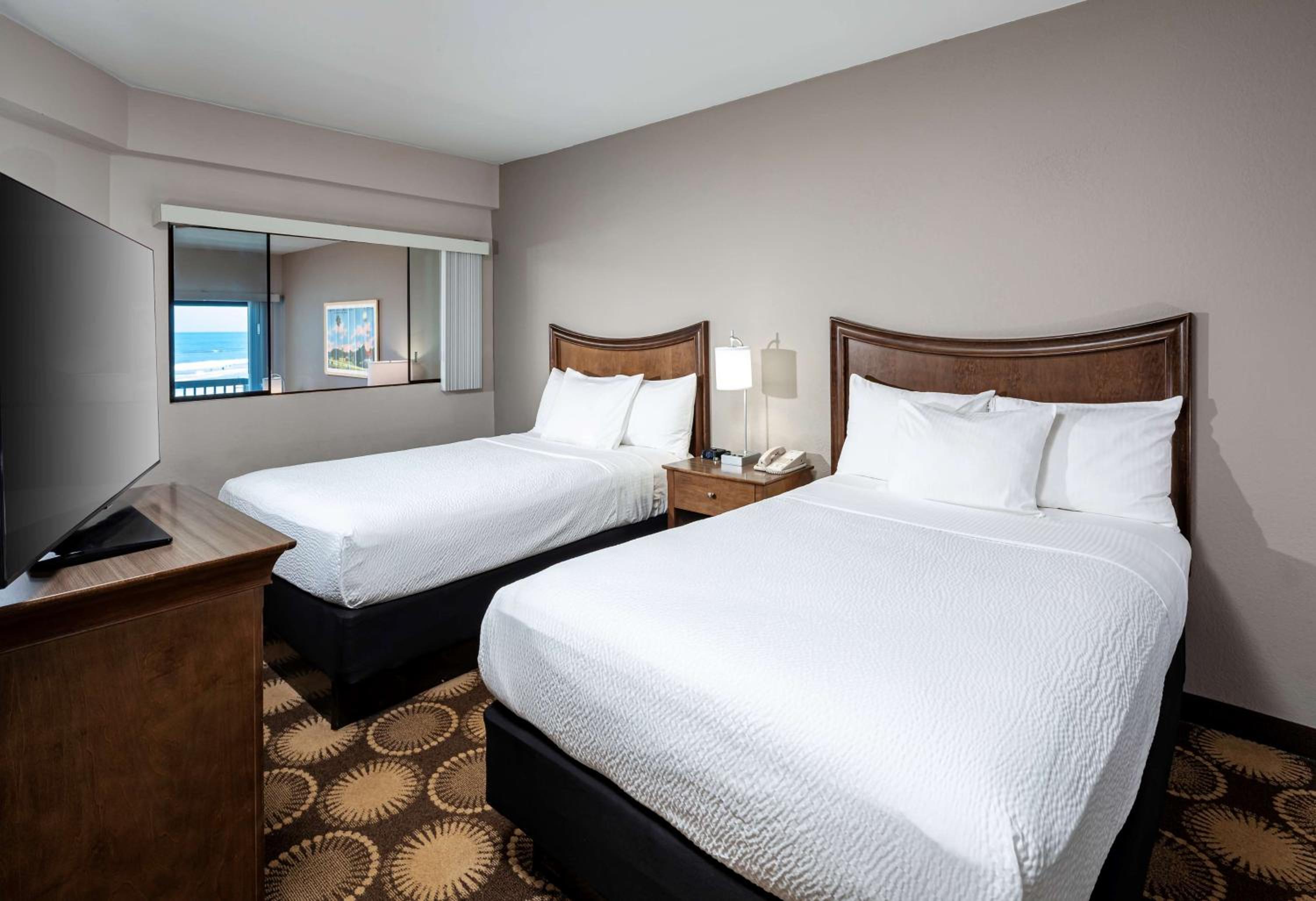 One-Bedroom Suite with Two Double Beds and Ocean View - Non-Smoking - Photo 3