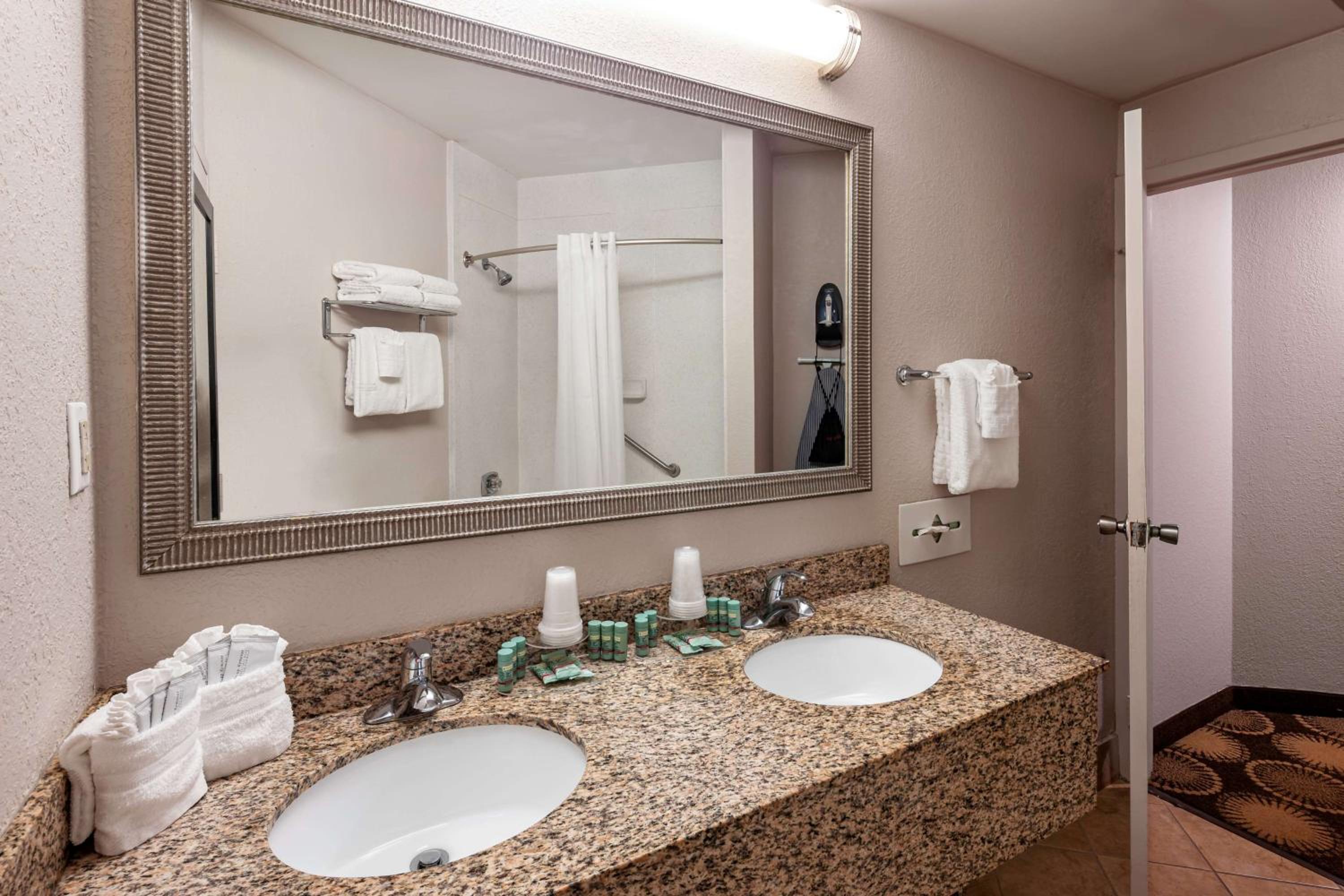 One-Bedroom Suite with Two Double Beds and Ocean View - Non-Smoking - Photo 2