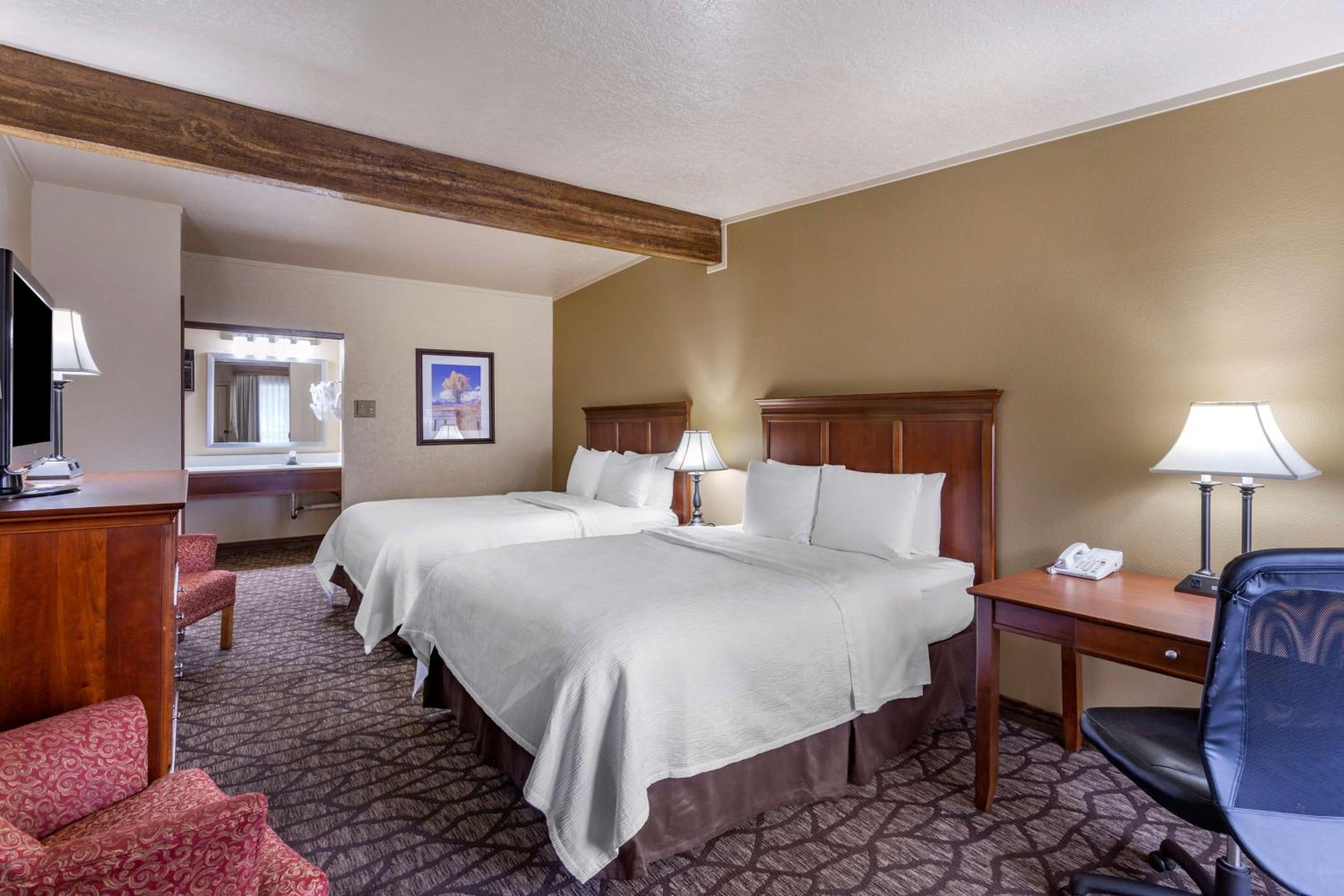 Queen Room with Two Queen Beds - Disability Access/Non-Smoking photo 3