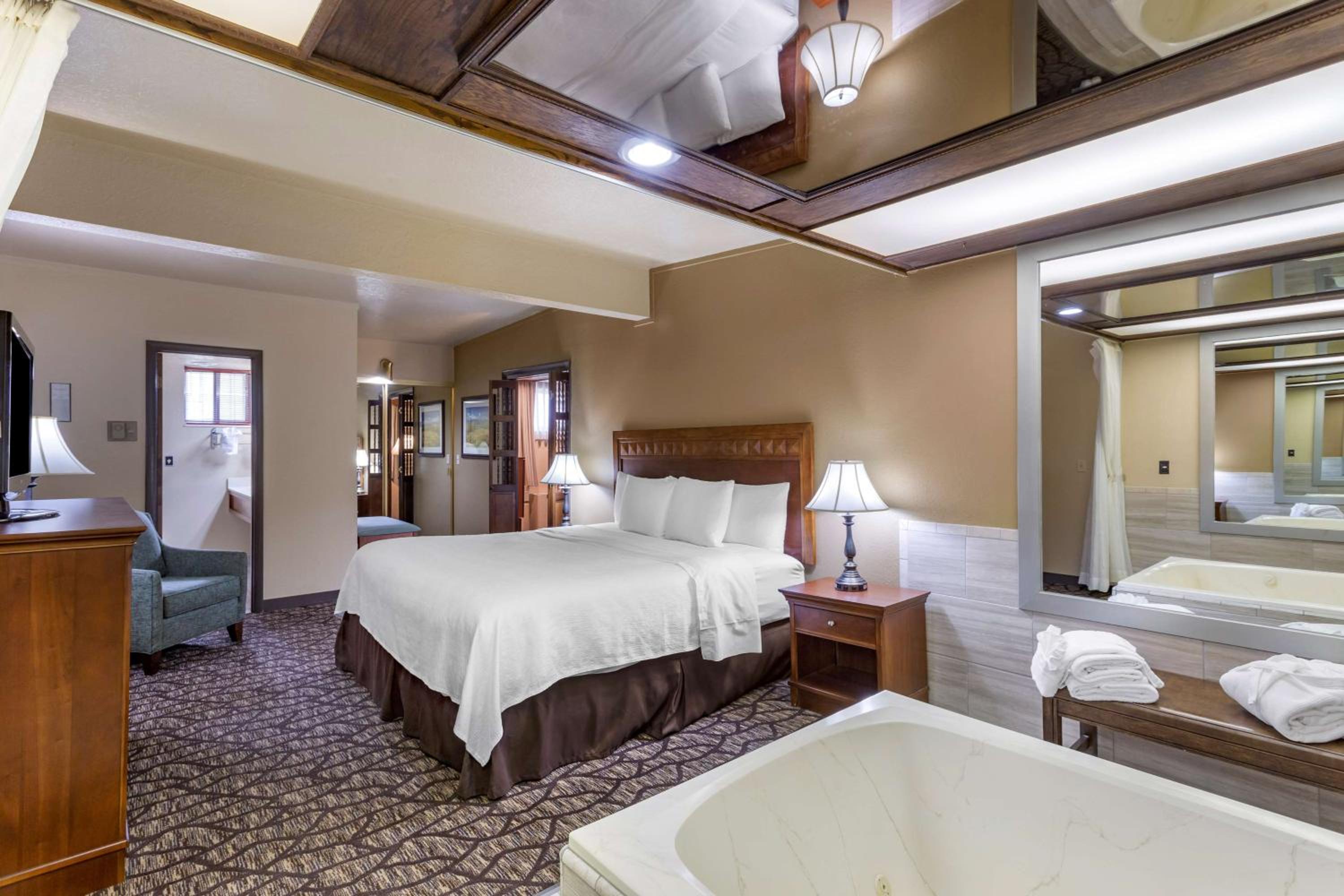 King Suite with Spa Bath photo 3