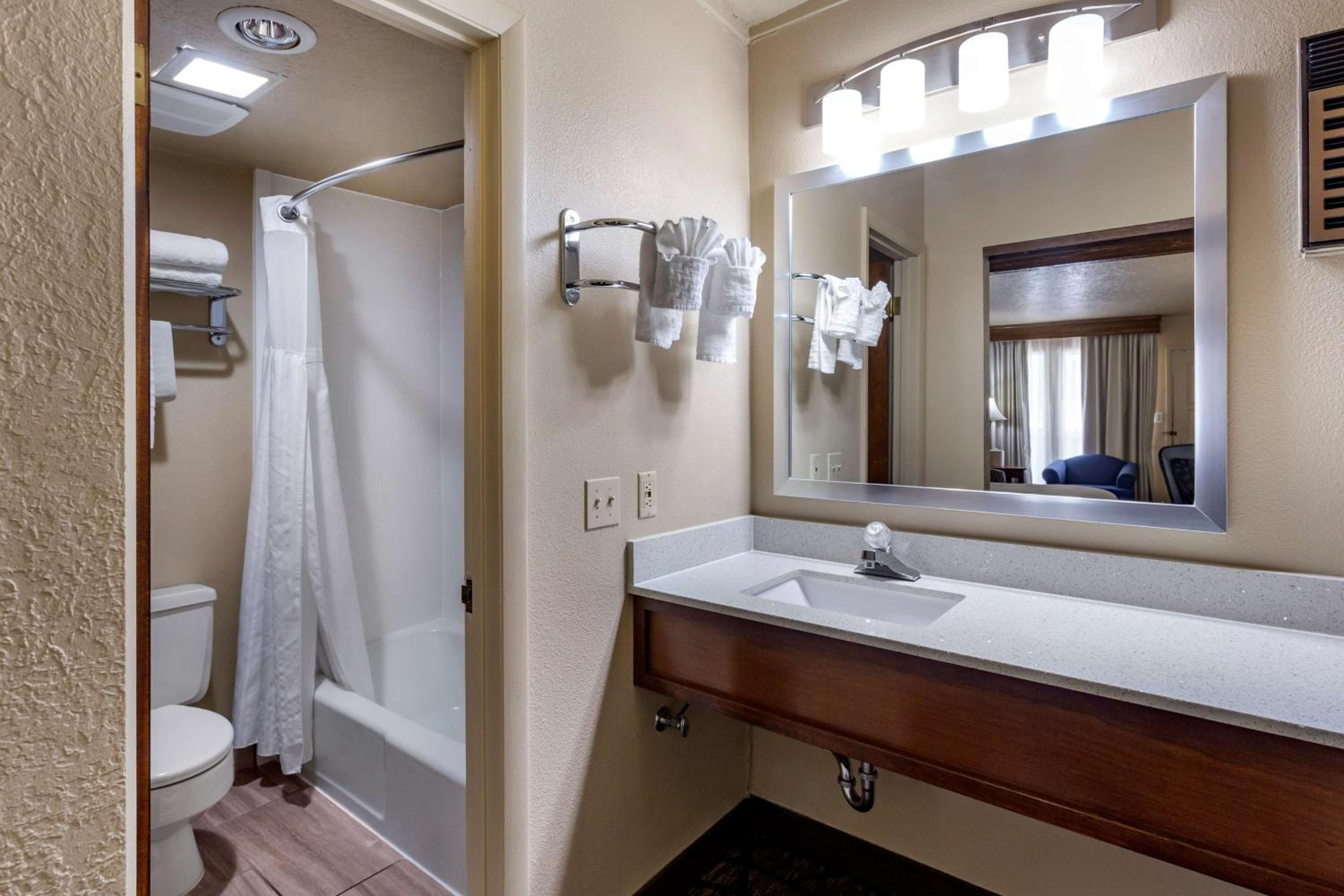 Standard King Room photo 3