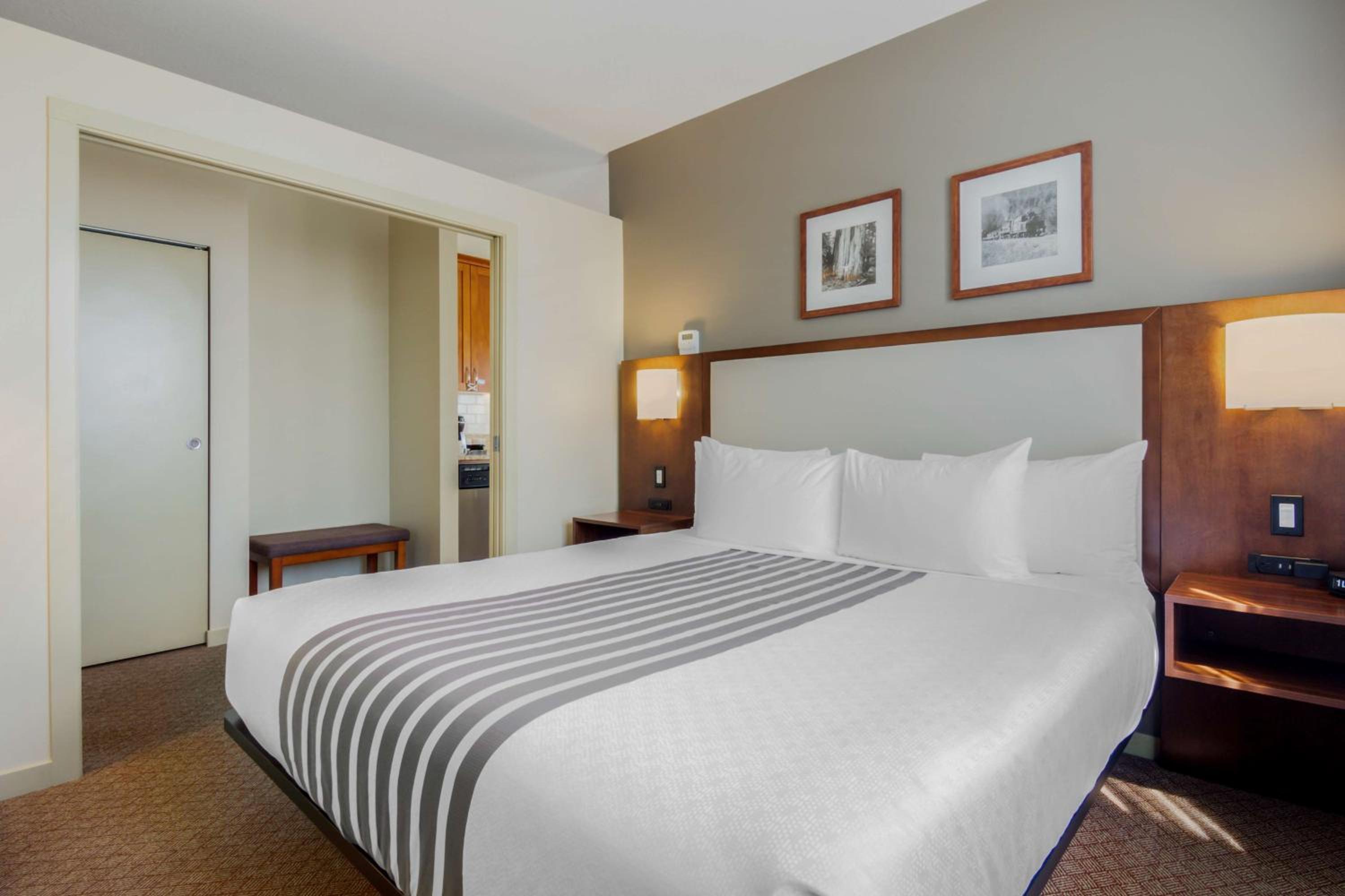 King Suite with One Queen Bed and Sofa Bed - Kitchenette/Non-Smoking - Photo 3
