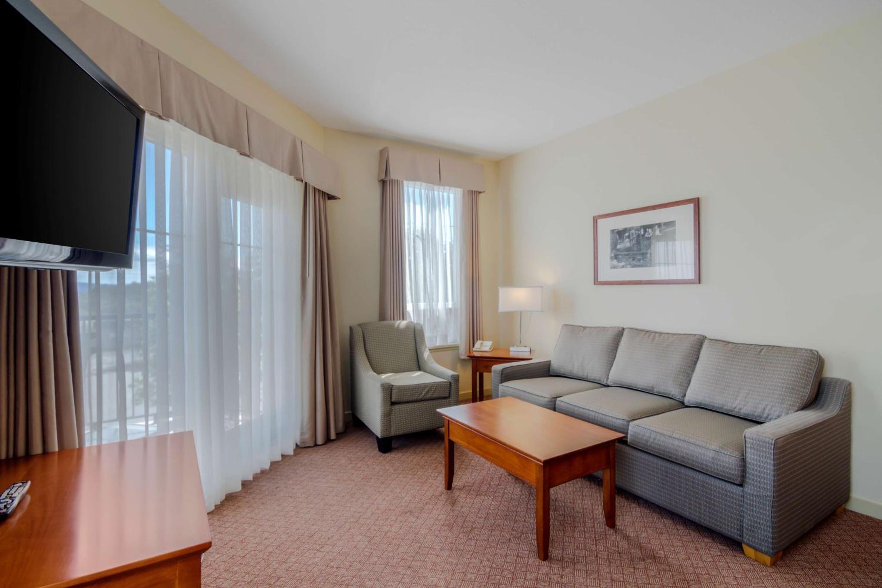 Queen Suite with Sofa Bed - Non-Smoking - Photo 6