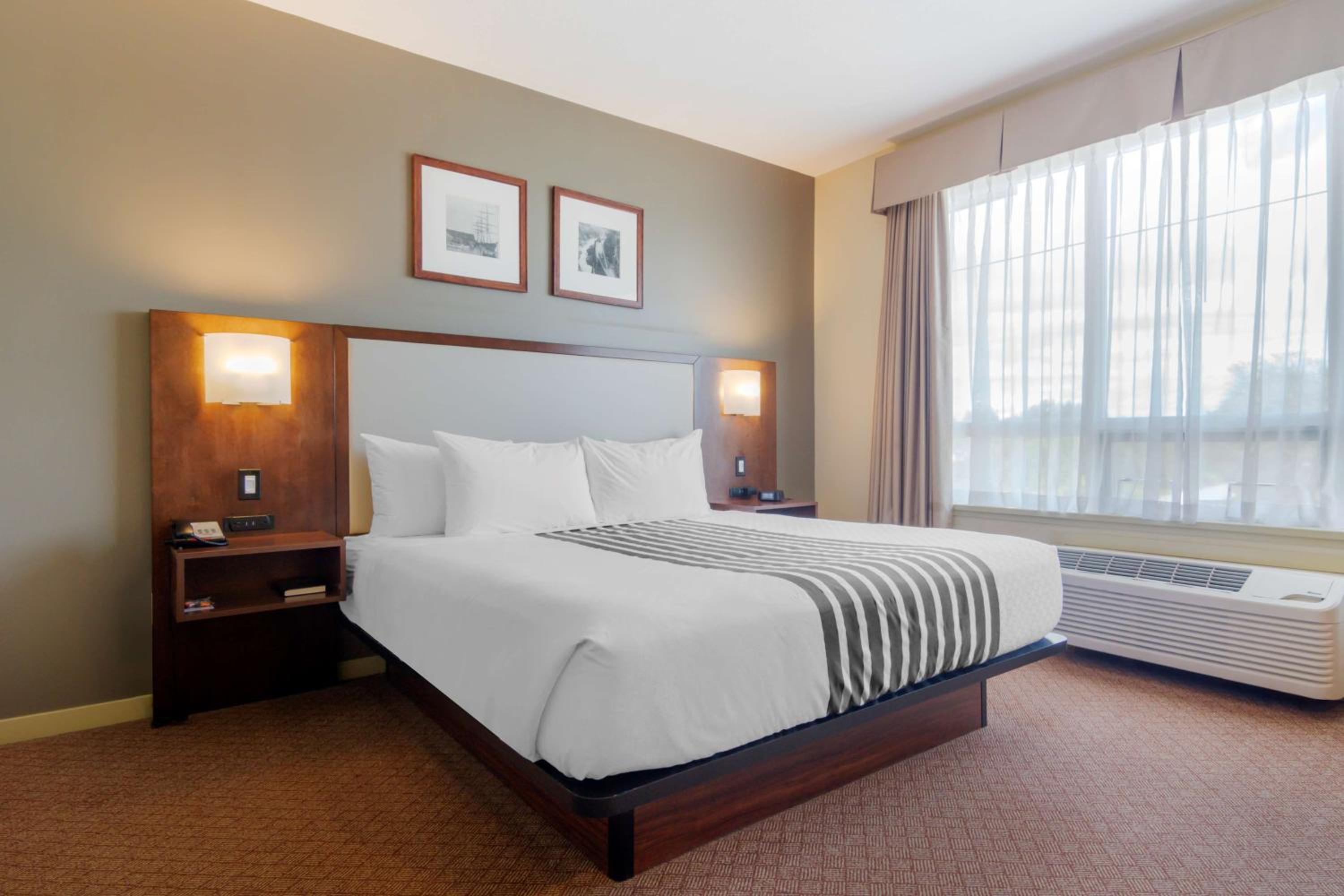 Queen Room with Walk-In Shower and Kitchen - Mobility Accessible/Non-Smoking