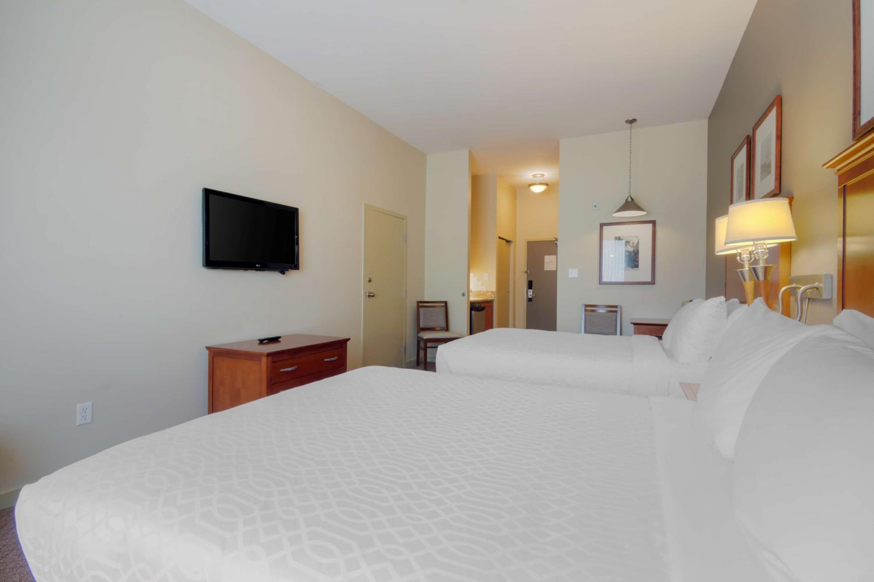 Queen Room with Two Queen Beds - Non-Smoking - Photo 5