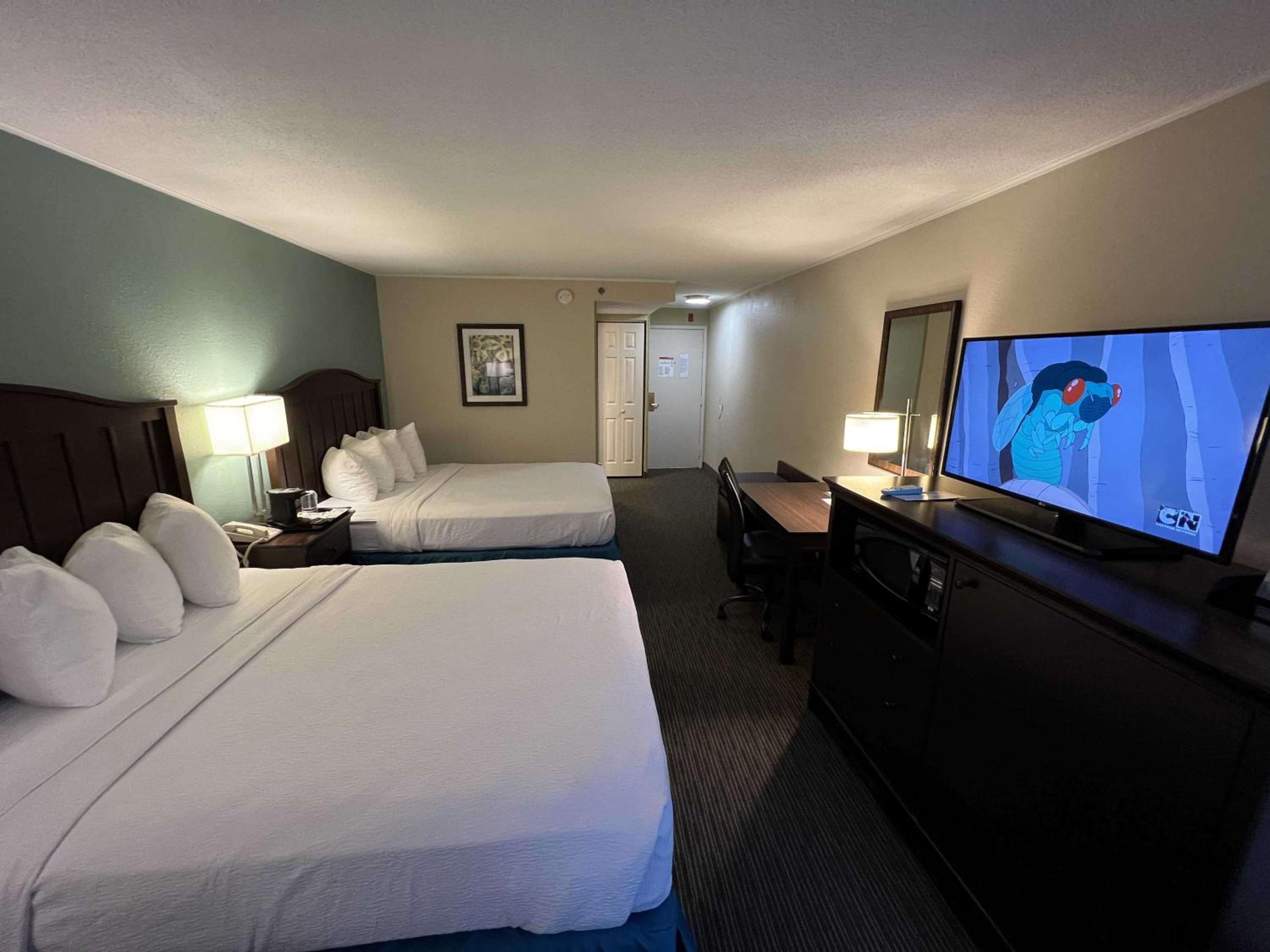 Queen Room with Two Queen Beds - Non-Smoking/Pet Friendly photo 3