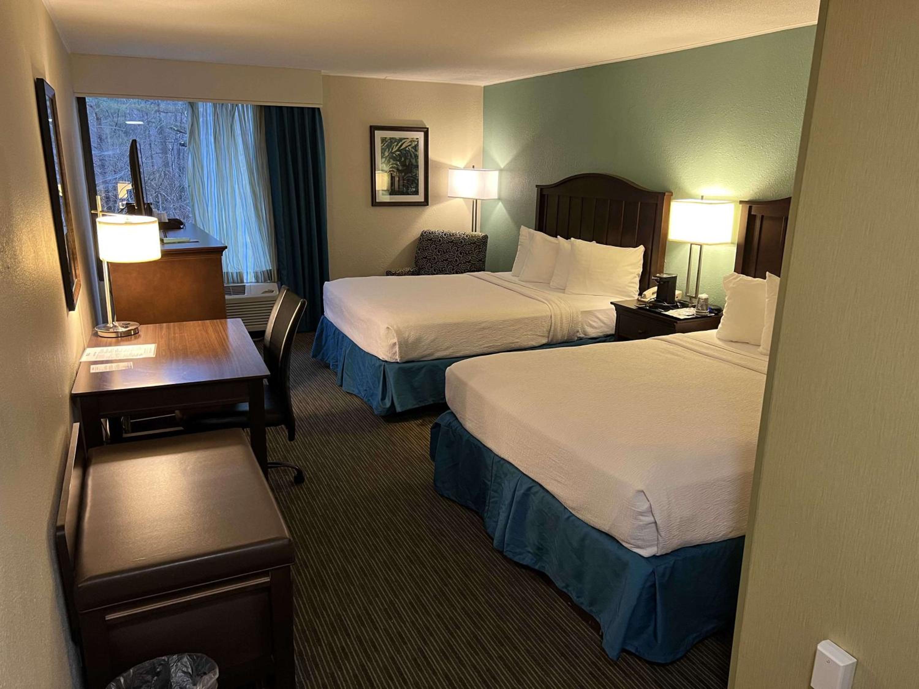 Queen Room with Two Queen Beds - Non-Smoking photo 2