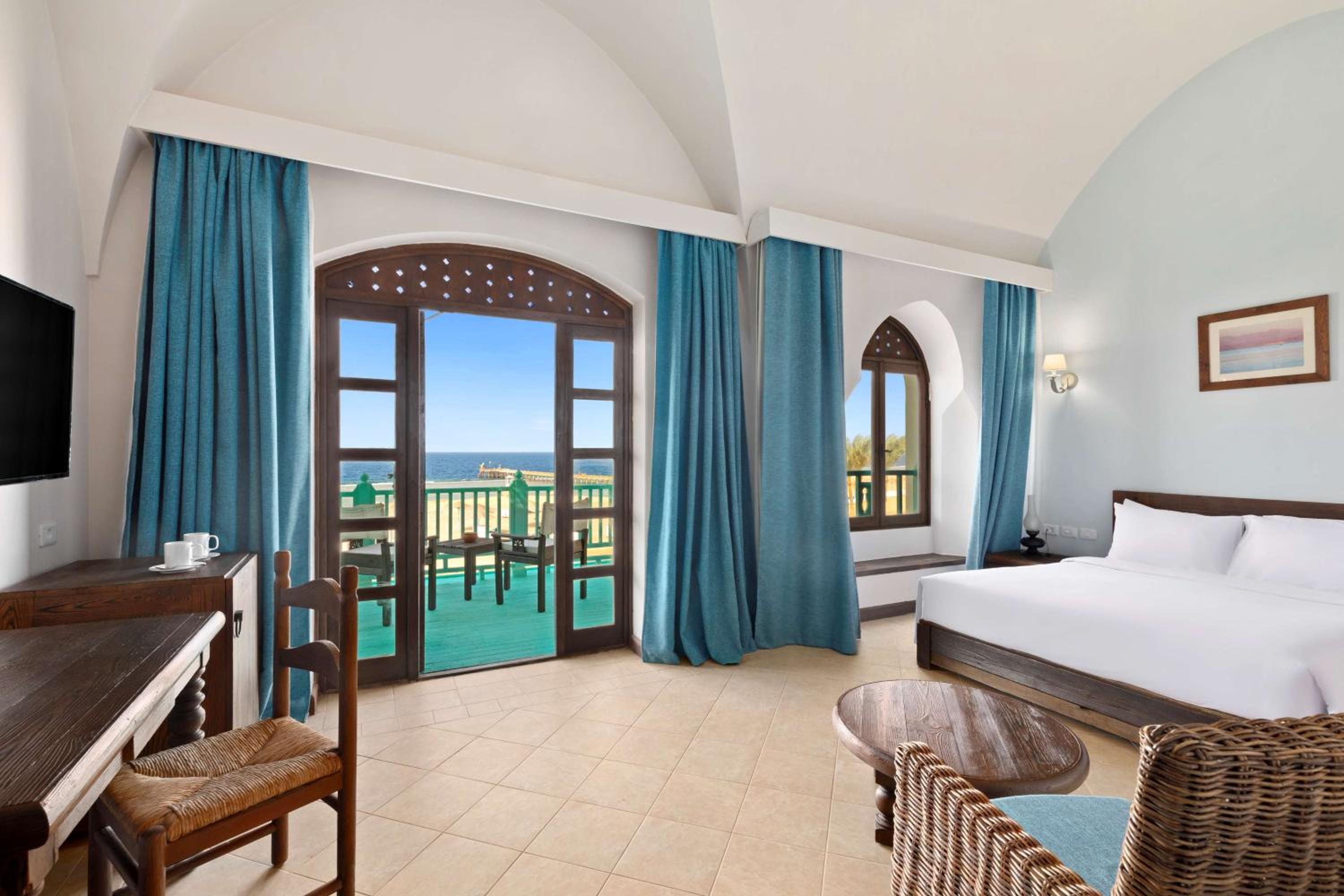 Premium Room with Terrace and Sea View thumbnail 6