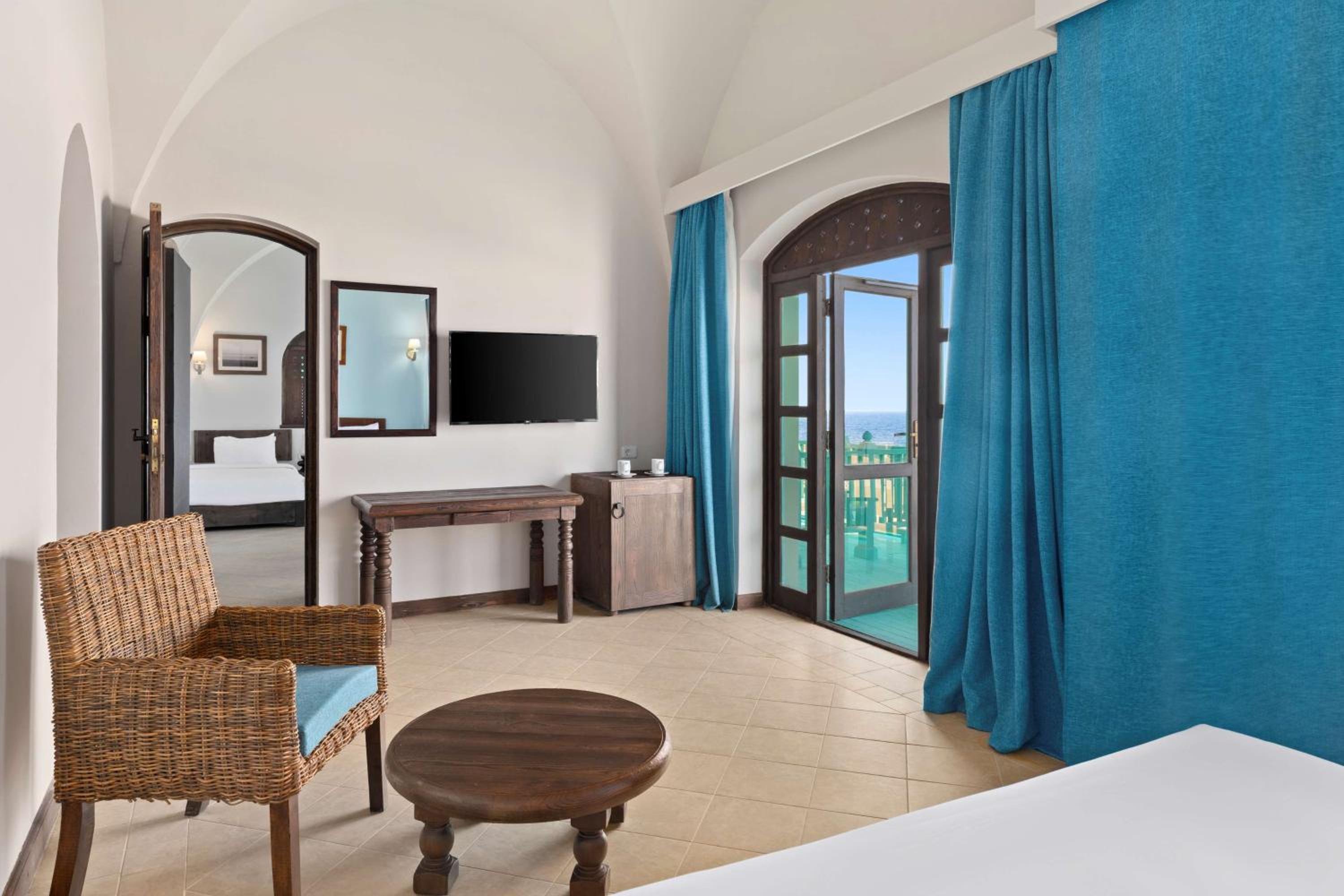 Partial Sea View Room - Queen Bed