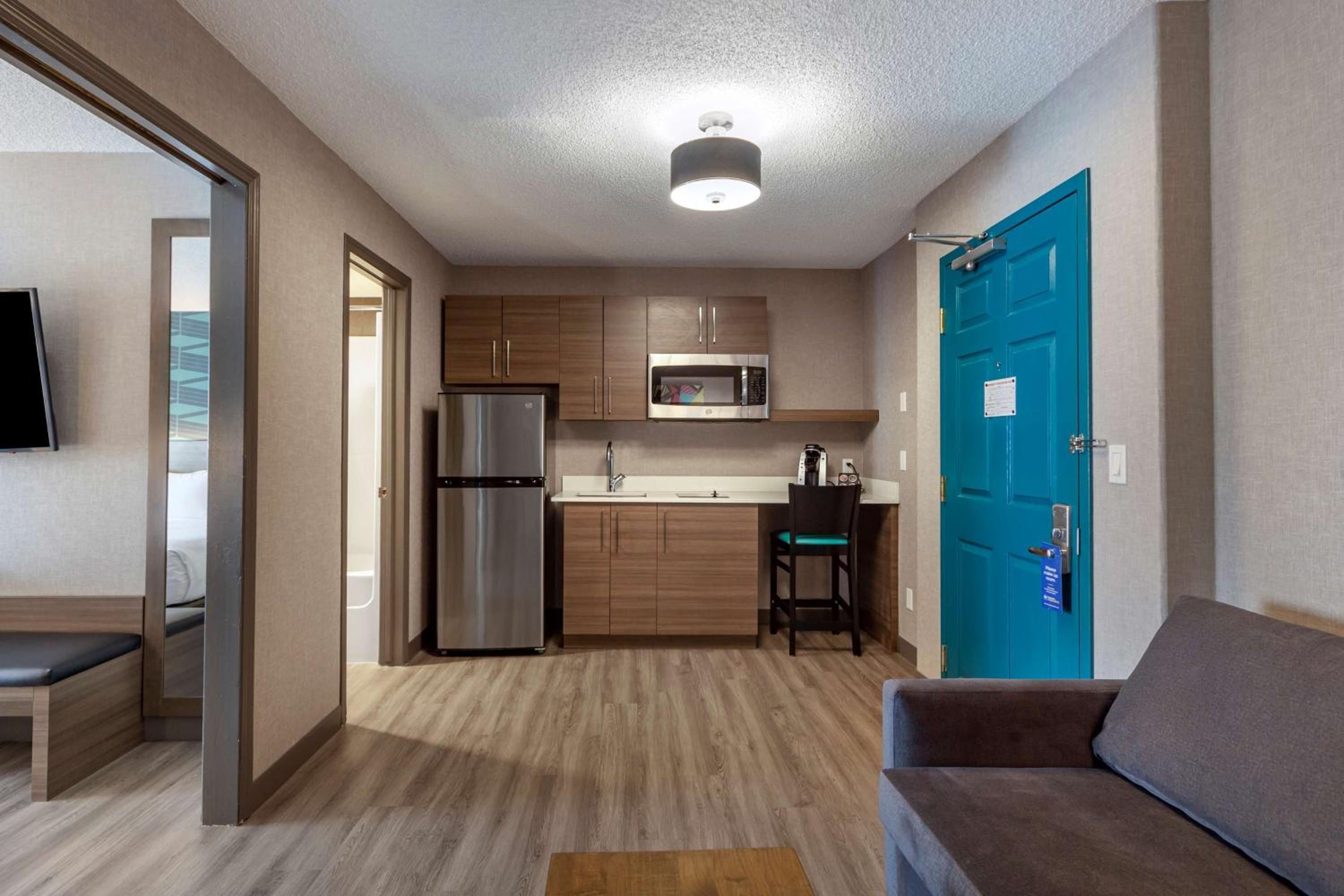 King Suite with Sofa Bed - Shower Only/Non-Smoking - Photo 5