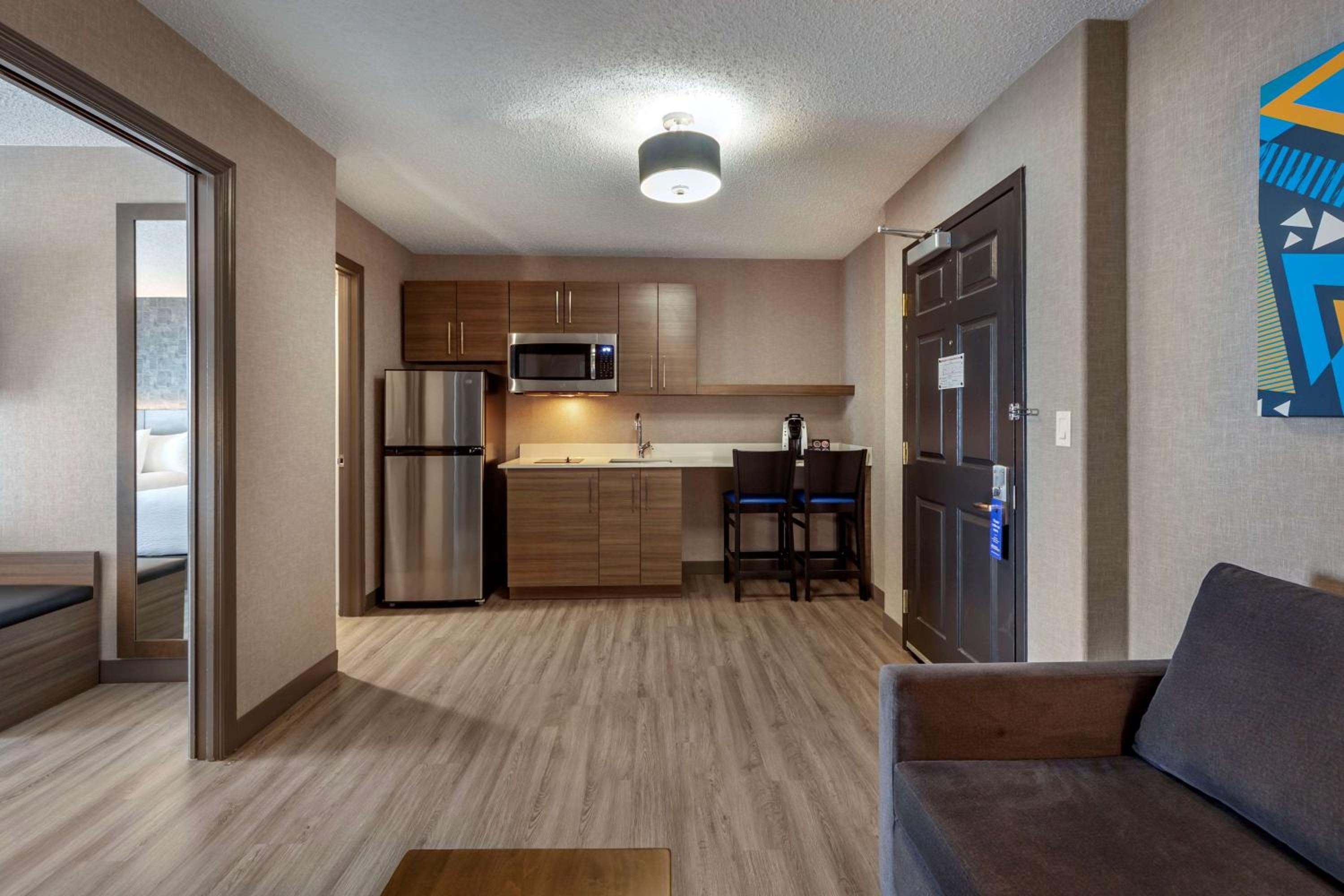 King Suite with Sofa Bed - Shower Only/Non-Smoking - Photo 4