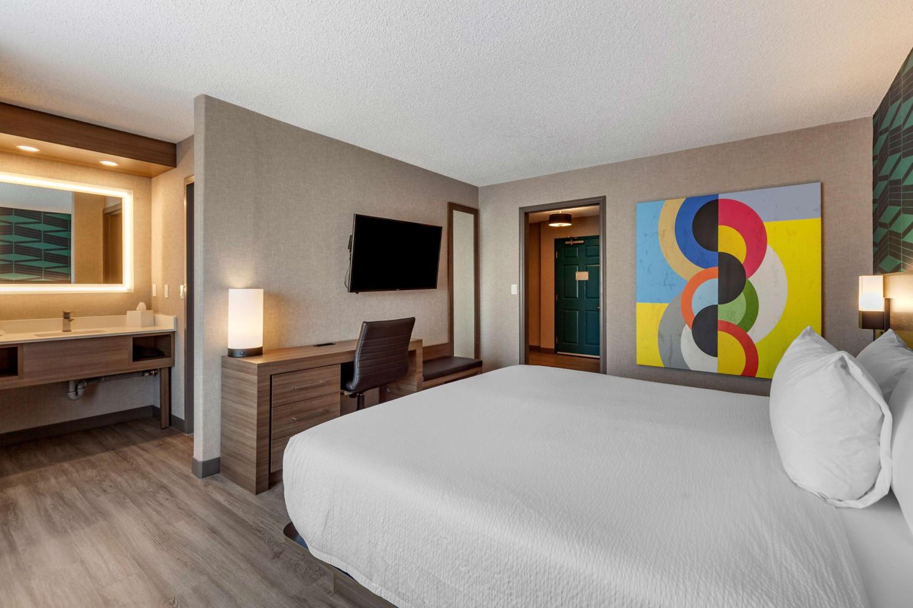 King Suite with Sofa Bed - Shower Only/Non-Smoking - Photo 1