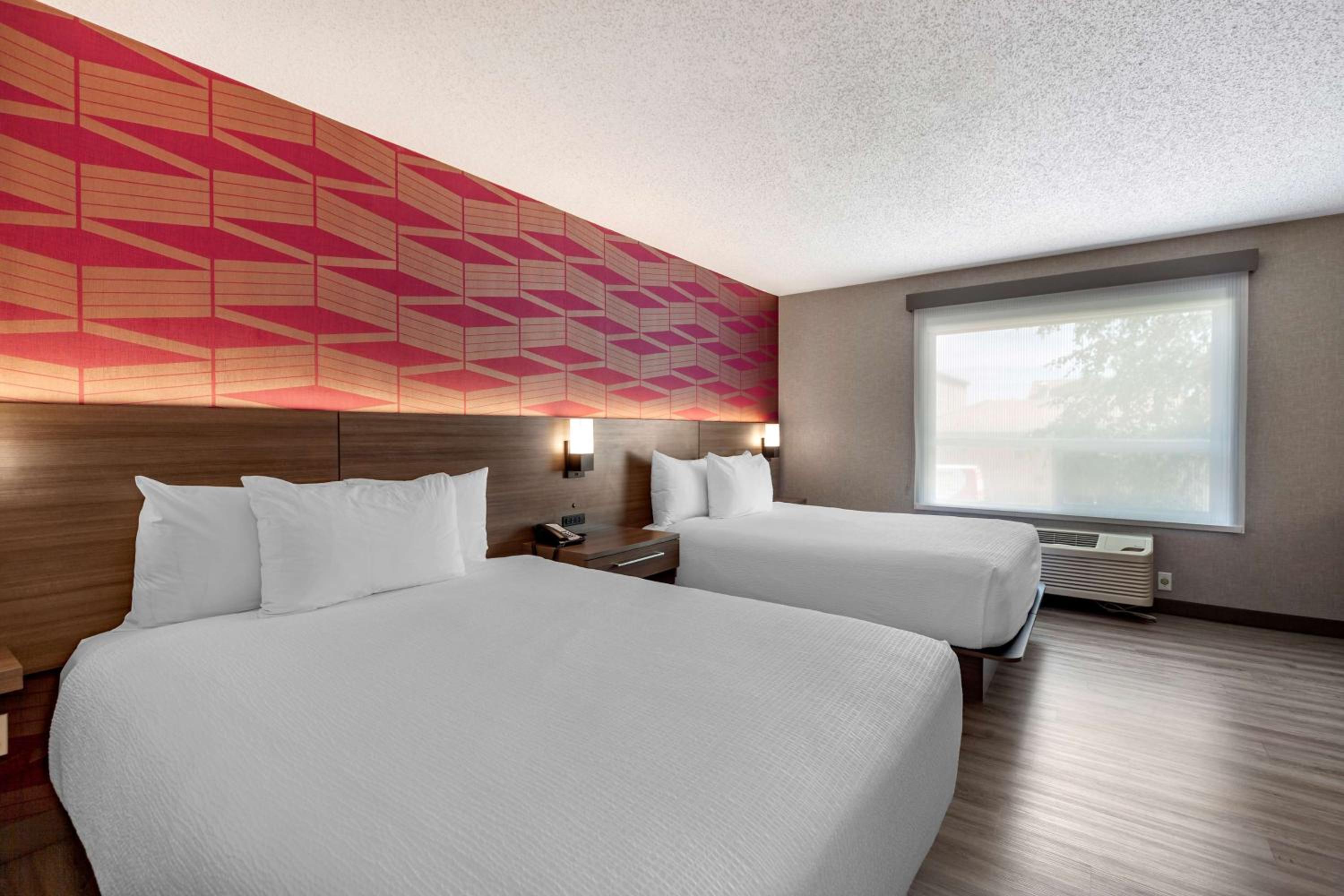 Junior Suite with Two Queen Beds and Sofa Bed - Non-Smoking - Photo 2