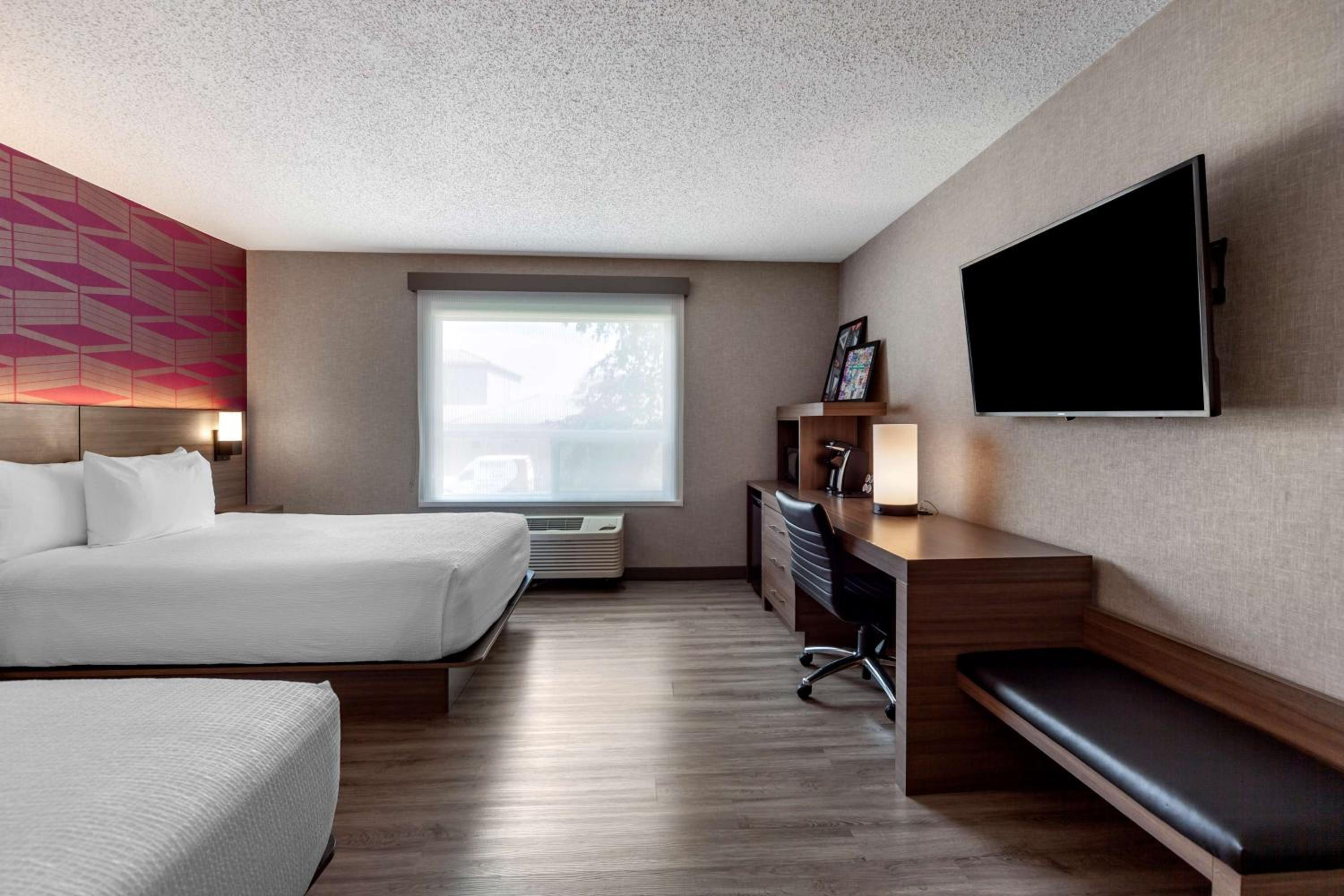 Queen Room with Two Queen Beds - Shower Only - Photo 5