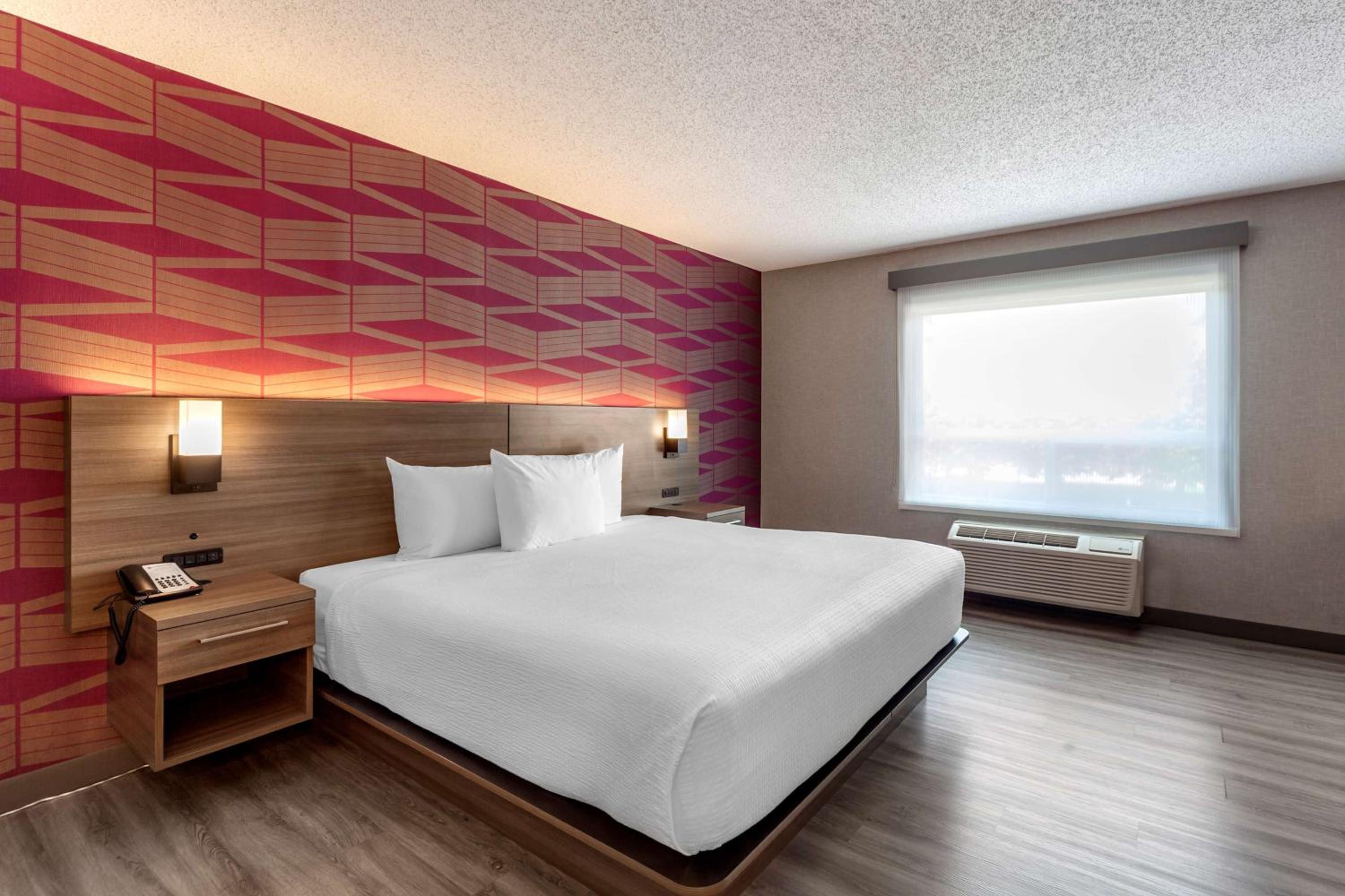 King Room - Non-Smoking - Photo 6