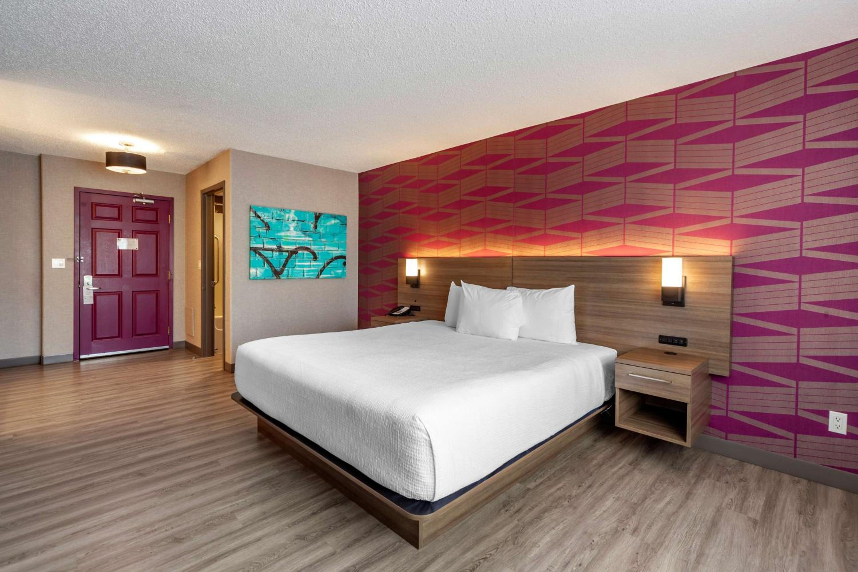 King Room - Non-Smoking - Photo 7
