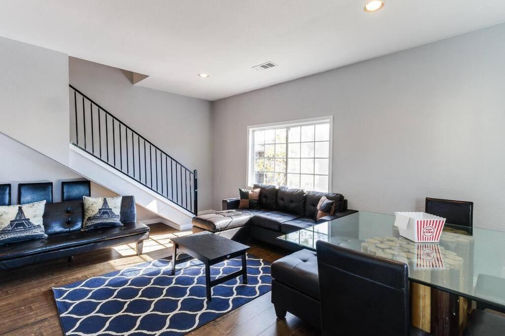 Three-Bedroom Apartment photo 1